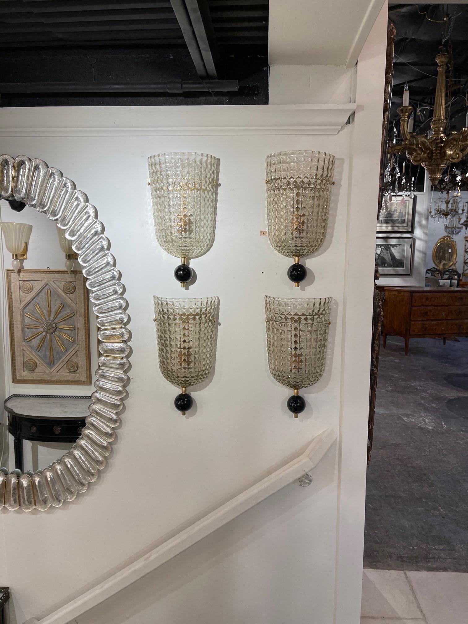 Set von 4 modernen Wandleuchtern aus Muranoglas mit schwarzen Glaskugeln als Abschluss (21. Jahrhundert und zeitgenössisch) im Angebot