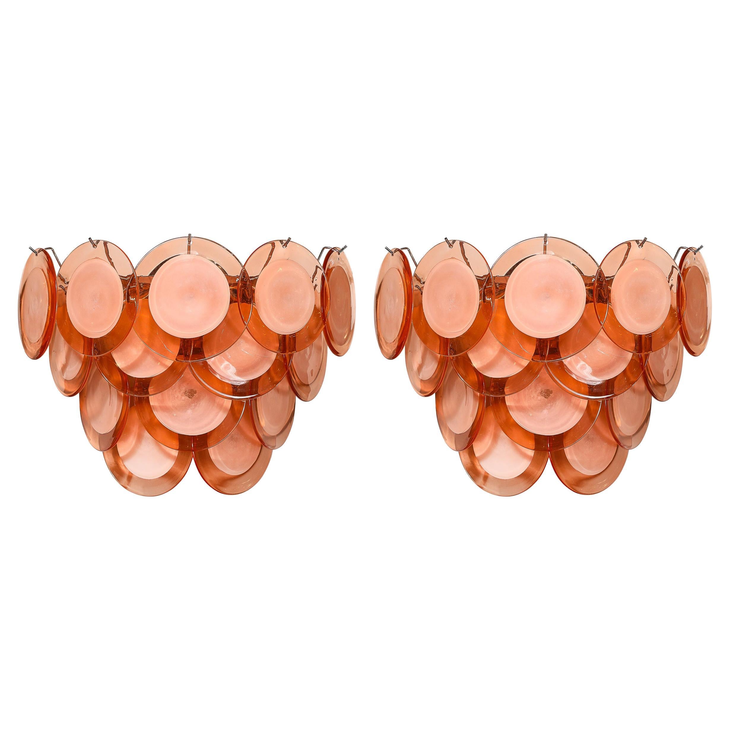 Cet ensemble magnifiquement coloré de quatre appliques modernistes à 14 disques en verre abricot fumé de Murano soufflé à la main avec des accessoires chromés provient d'Italie au cours du 21e siècle. Elles sont composées de disques en verre de