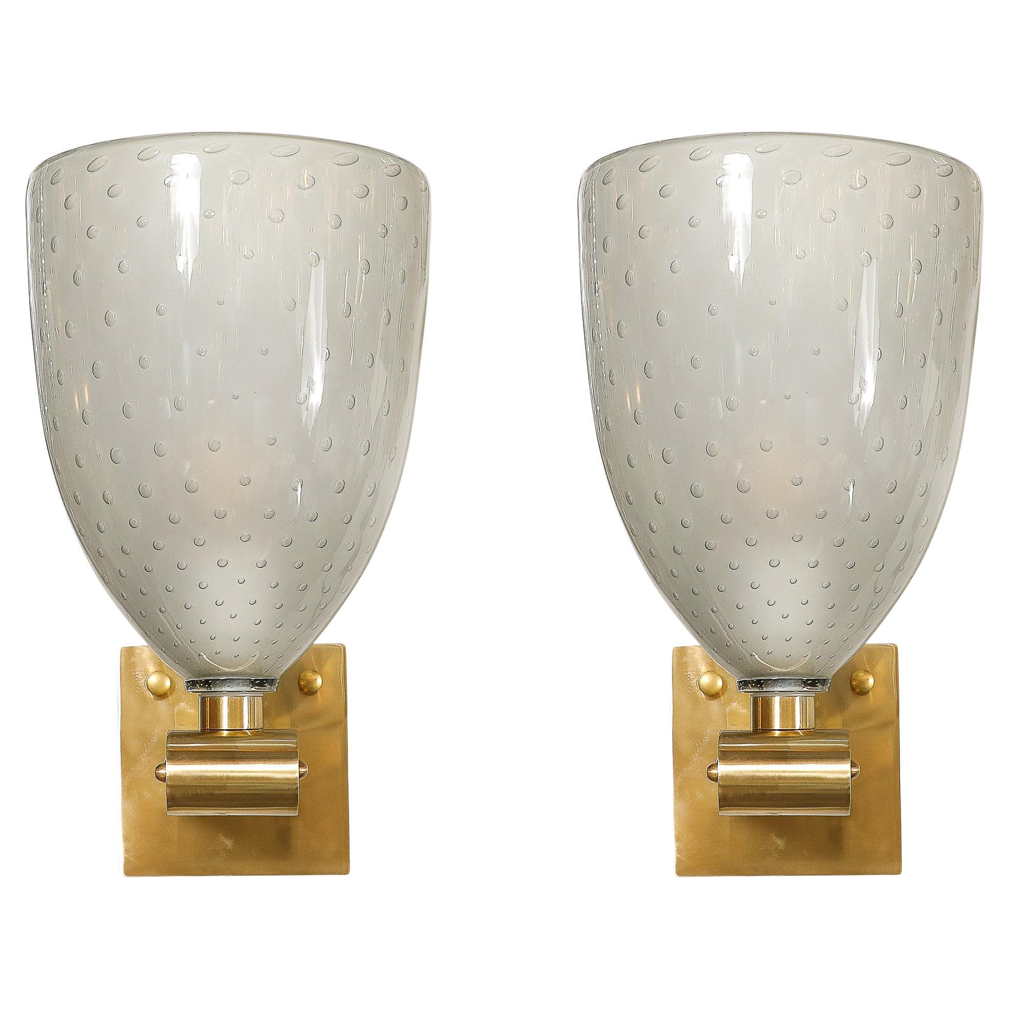 Ce magnifique ensemble de quatre appliques a été soufflé à la main à Murano, en Italie - les îles situées au large de la côte de Venise sont réputées depuis des siècles pour leur production de verre de qualité supérieure. Elles sont composées