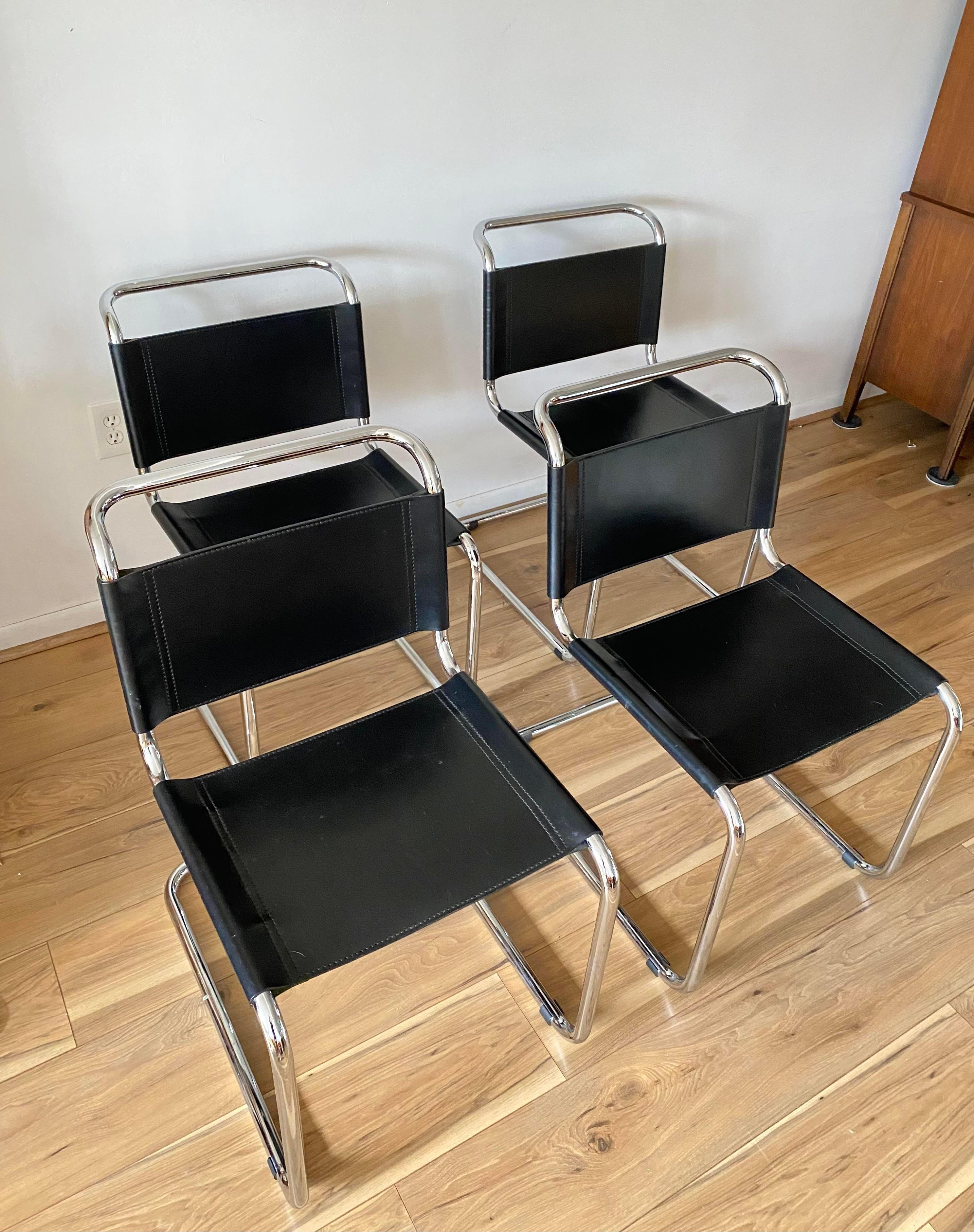 Juego de 4 sillas voladizas al estilo de las sillas S33 Mart Stam Bauhaus. Presentan un exclusivo diseño en voladizo, que les confiere un aspecto aireado y elegante, al tiempo que proporcionan una comodidad y un apoyo magníficos. Las sillas están