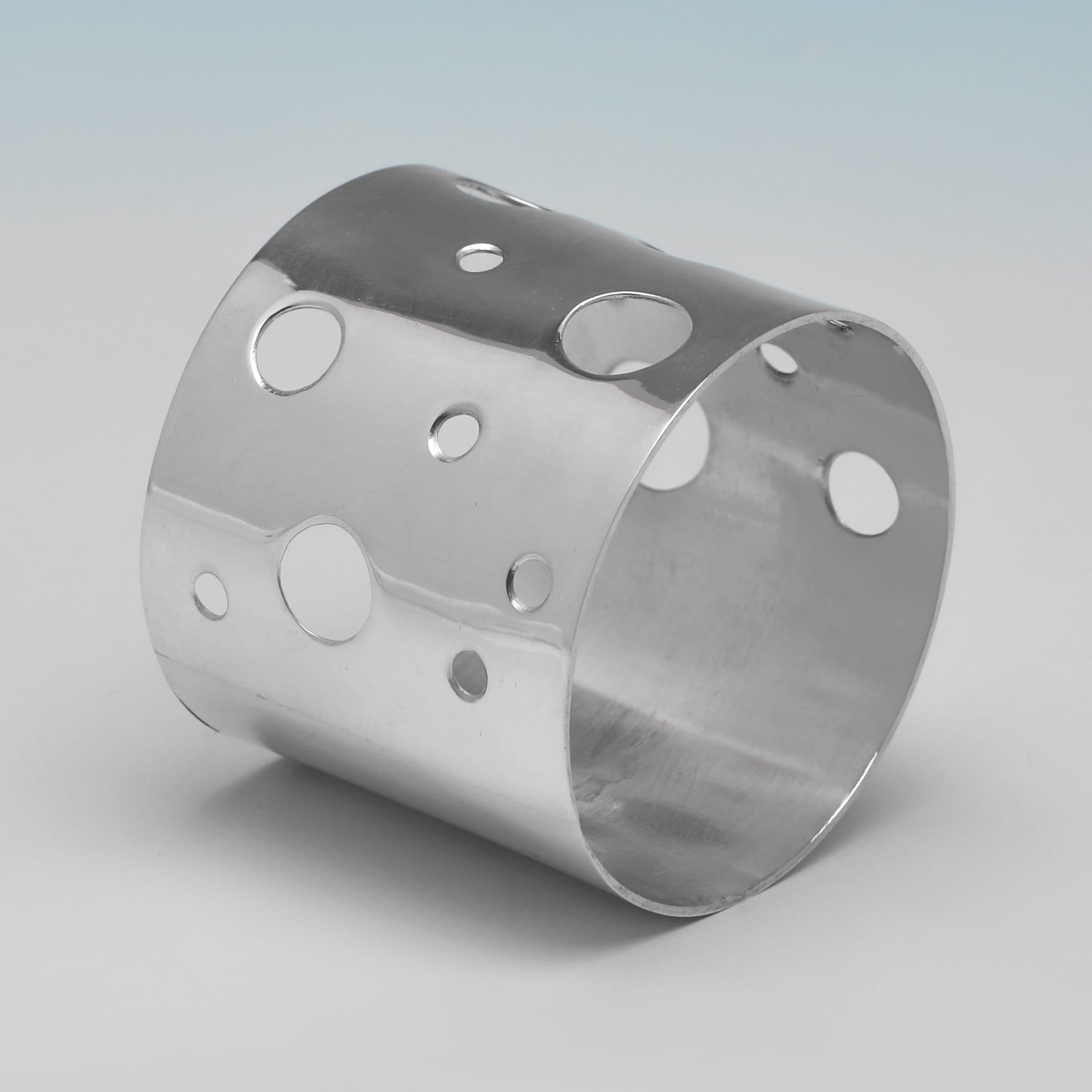 Anglais Lot de 4 ronds de serviette en argent sterling au design moderniste, poinçonnés en 2012 en vente