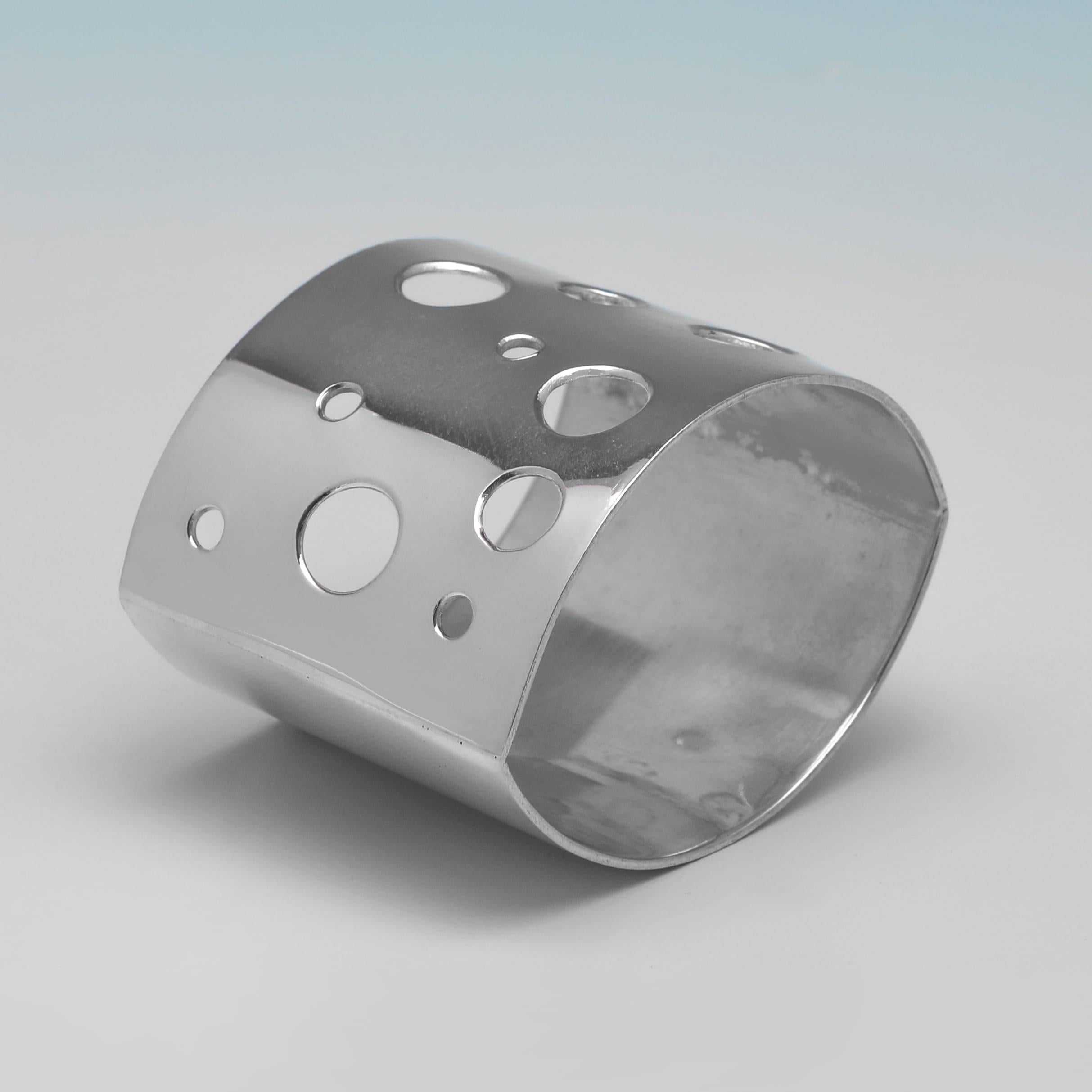 Lot de 4 ronds de serviette en argent sterling au design moderniste, poinçonnés en 2012 Bon état - En vente à London, London