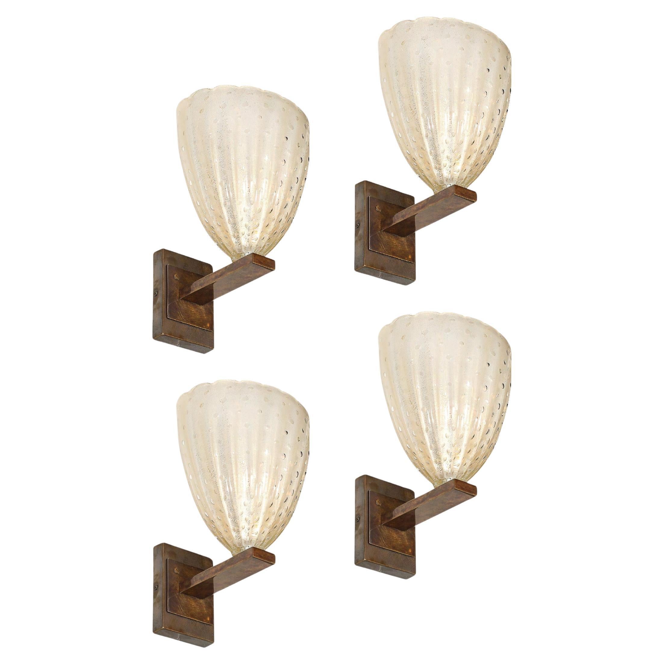Ensemble de 4 appliques modernistes en verre de Murano soufflé à la main en verre opalène et or 24Kt en vente