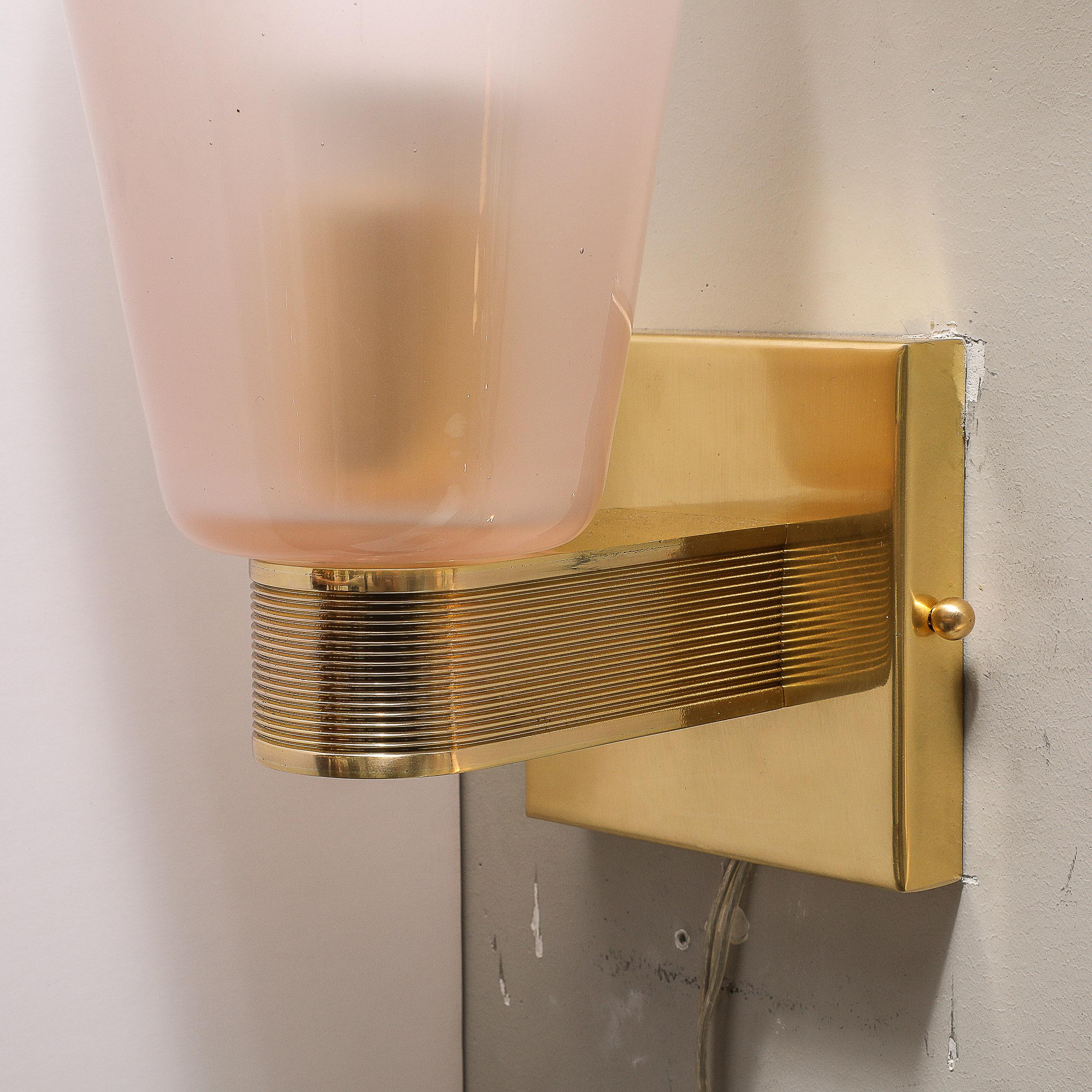 Ensemble de 4 appliques modernistes en verre rose fumé de Murano soufflé à la main et en laiton cannelé en vente 4