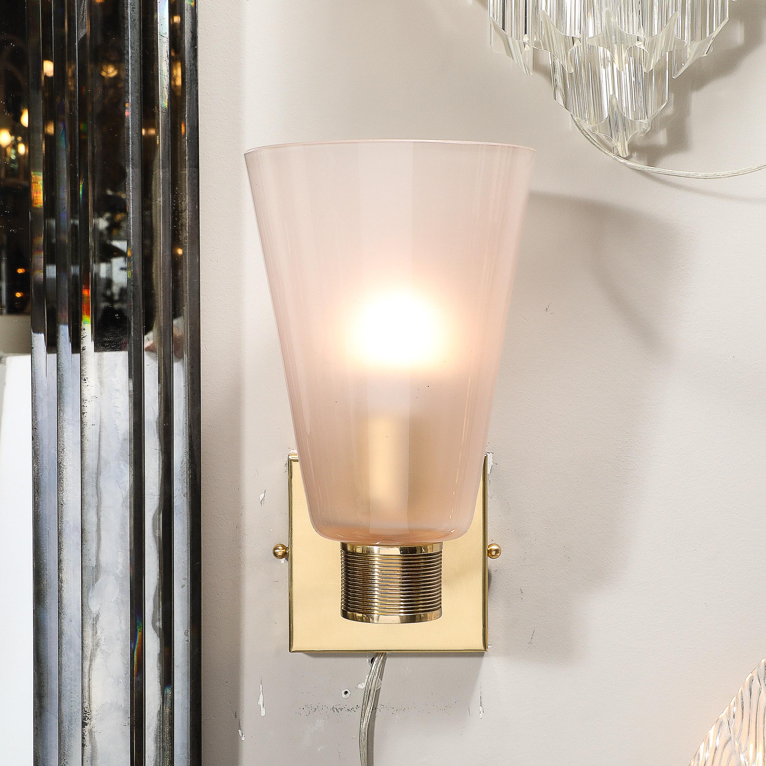 italien Ensemble de 4 appliques modernistes en verre rose fumé de Murano soufflé à la main et en laiton cannelé en vente