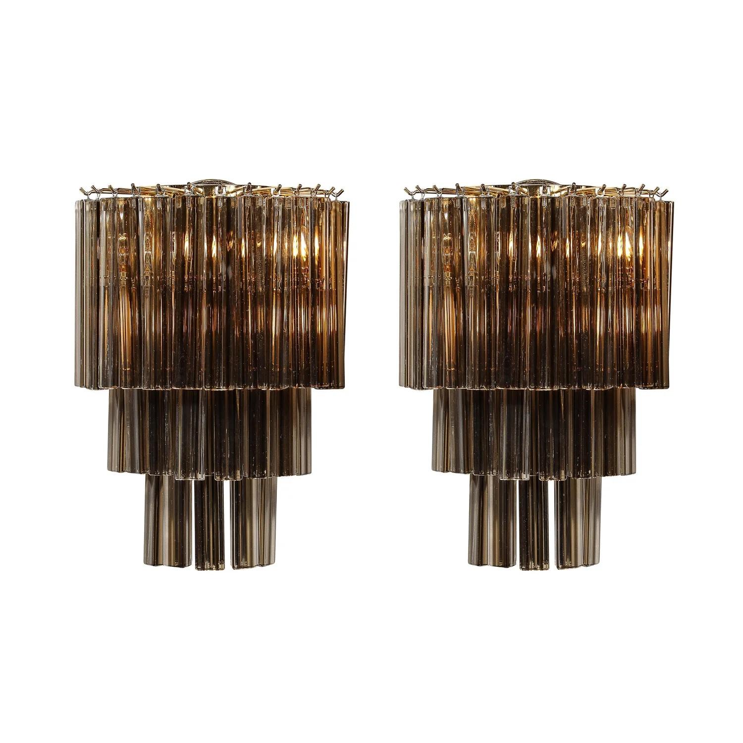 Ce brillant et élégant ensemble de quatre appliques Triedre à trois niveaux en verre de Murano soufflé à la main, en bronze fumé avec des raccords en laiton, provient d'Italie, 21e siècle. Elles présentent une composition en gradins d'éléments en