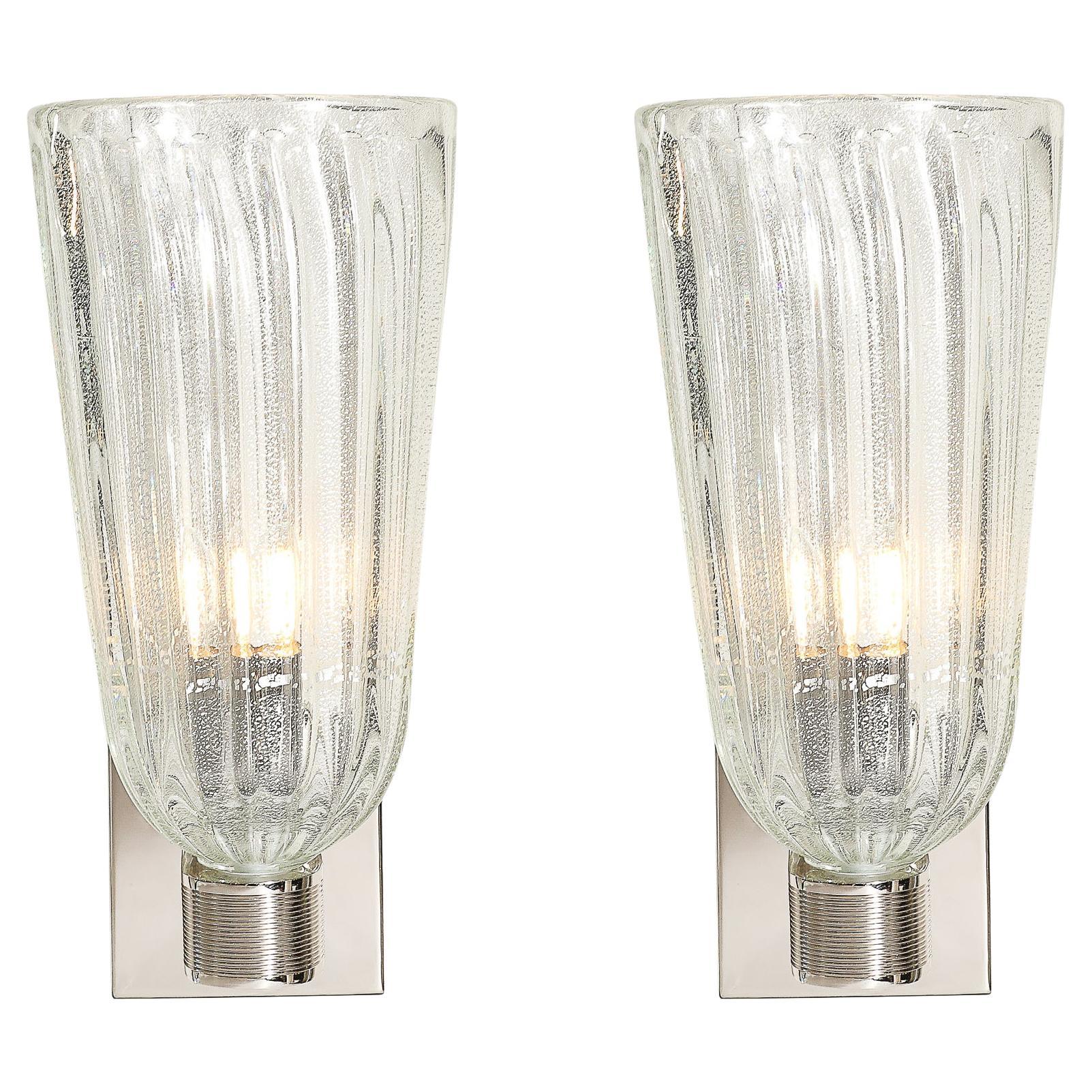 Cet élégant ensemble de quatre appliques modernistes en verre cannelé de Murano soufflé à la main, avec des mouchetures en or blanc 24 carats et des Eleg en nickel cannelé, provient d'Italie au 21e siècle. Ces appliques présentent des abat-jours en