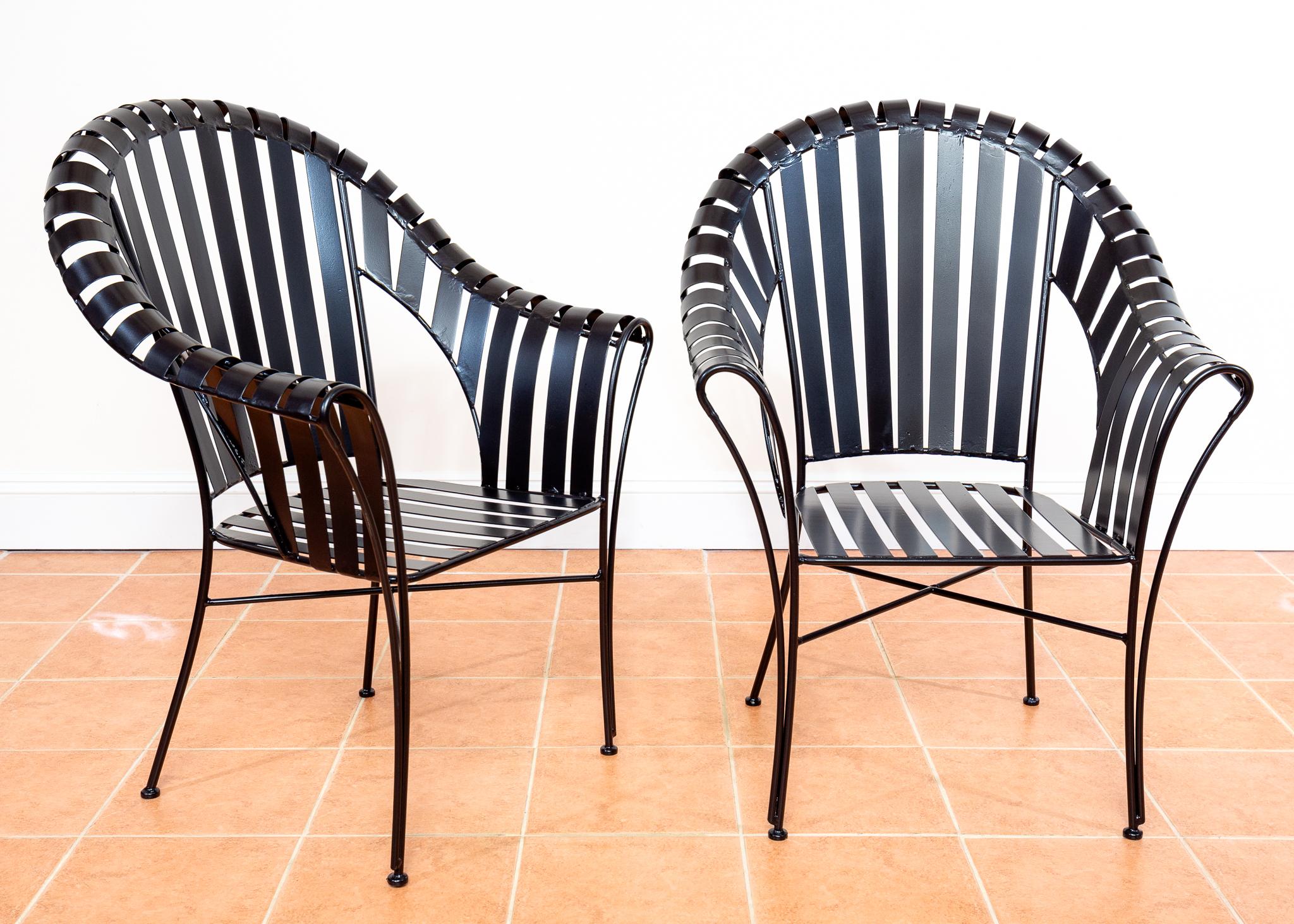 Un set di 4 splendide, impressionanti e rare poltrone moderniste vintage con cinghia in ferro in condizioni meravigliose e rifinite. Realizzate probabilmente negli anni '80 nell'Europa continentale, queste poltrone di grande impatto, sicuramente