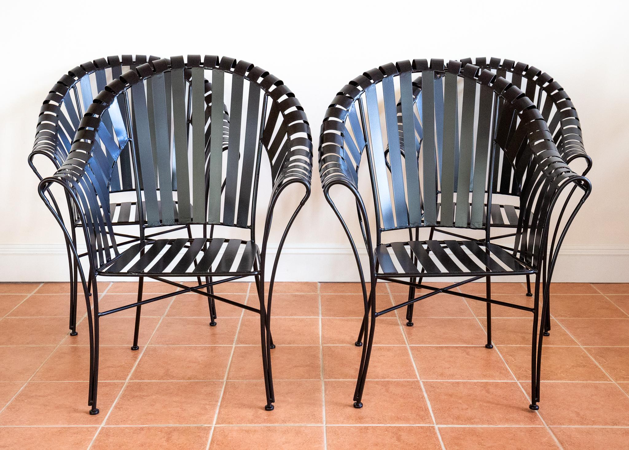 Europeo Set di 4 poltrone da giardino moderniste con cinghia in ferro Salterini in stile brutalista MCM in vendita