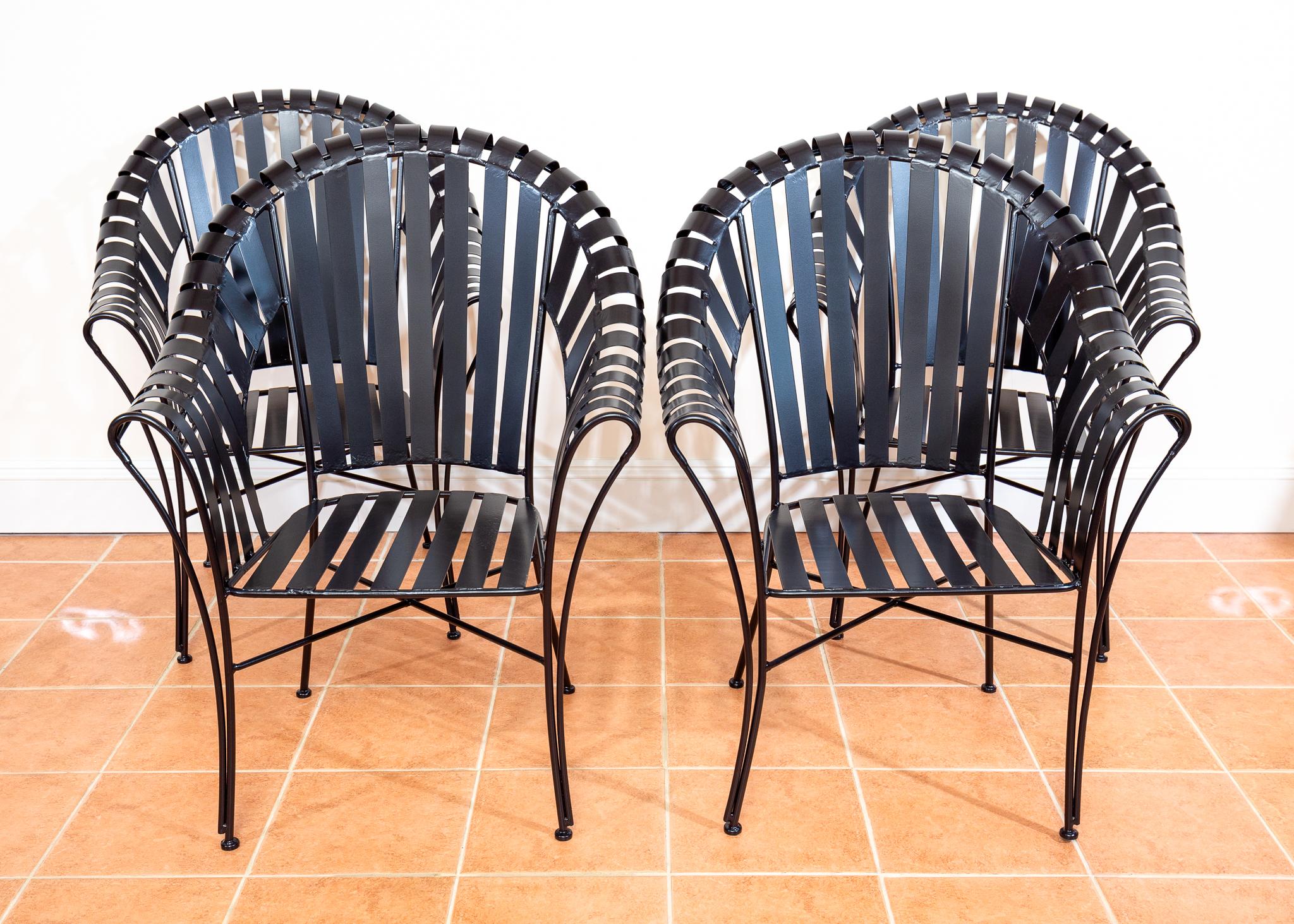 Ferro Set di 4 poltrone da giardino moderniste con cinghia in ferro Salterini in stile brutalista MCM in vendita