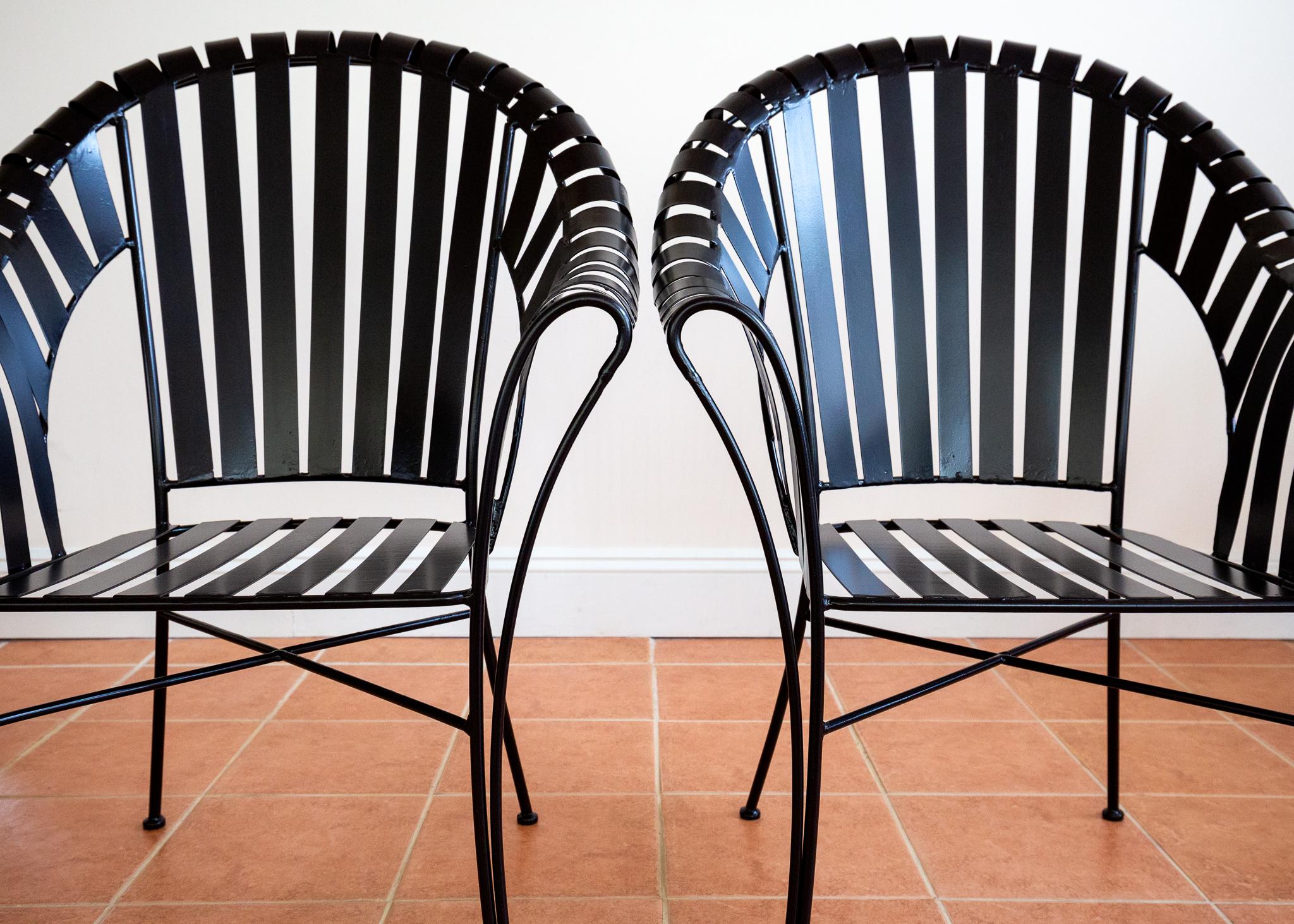 Set di 4 poltrone da giardino moderniste con cinghia in ferro Salterini in stile brutalista MCM in vendita 1
