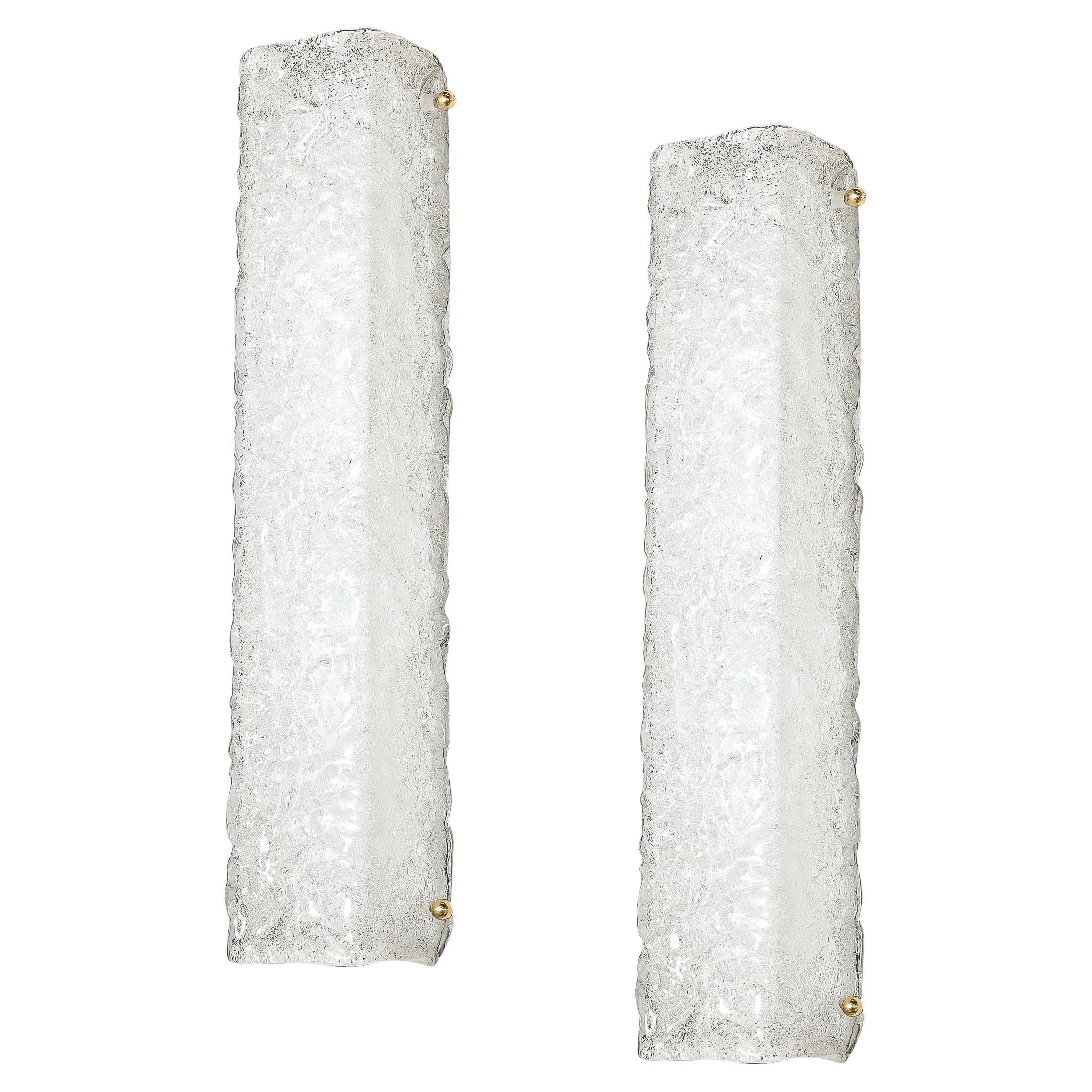 Cet ensemble exquis de quatre appliques modernistes présente du verre de Murano soufflé à la main avec une texture tachetée distinctive. Fabriquées en Italie, ces pièces contemporaines incarnent l'élégance intemporelle et le savoir-faire