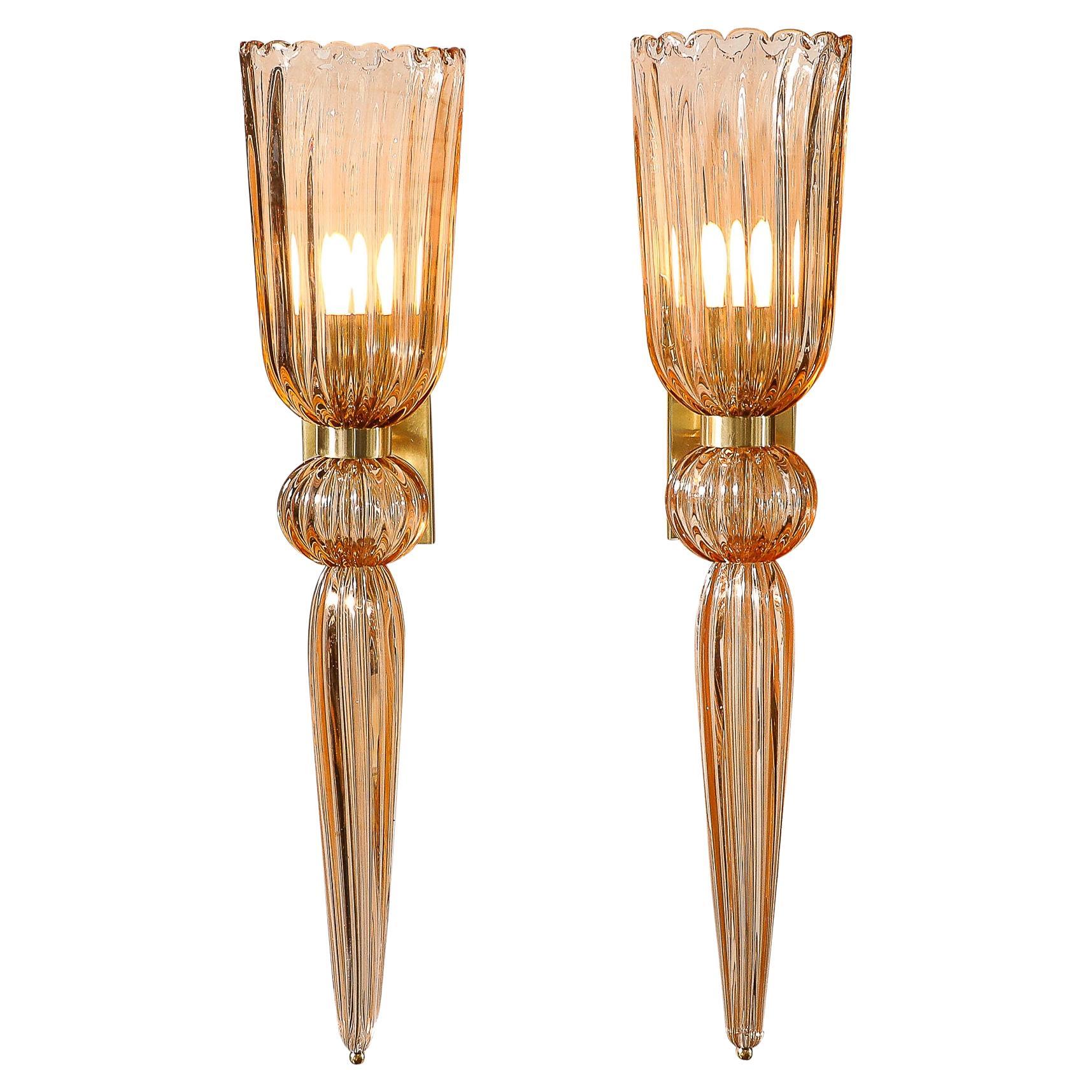 Questo scintillante ed elegante set di quattro lampade moderniste in vetro di Murano soffiato a bocca e ottone con goccia allungata proviene dall'Italia del XXI secolo. Caratterizzato da una bella forma allungata con dettagli scanalati su tutta la