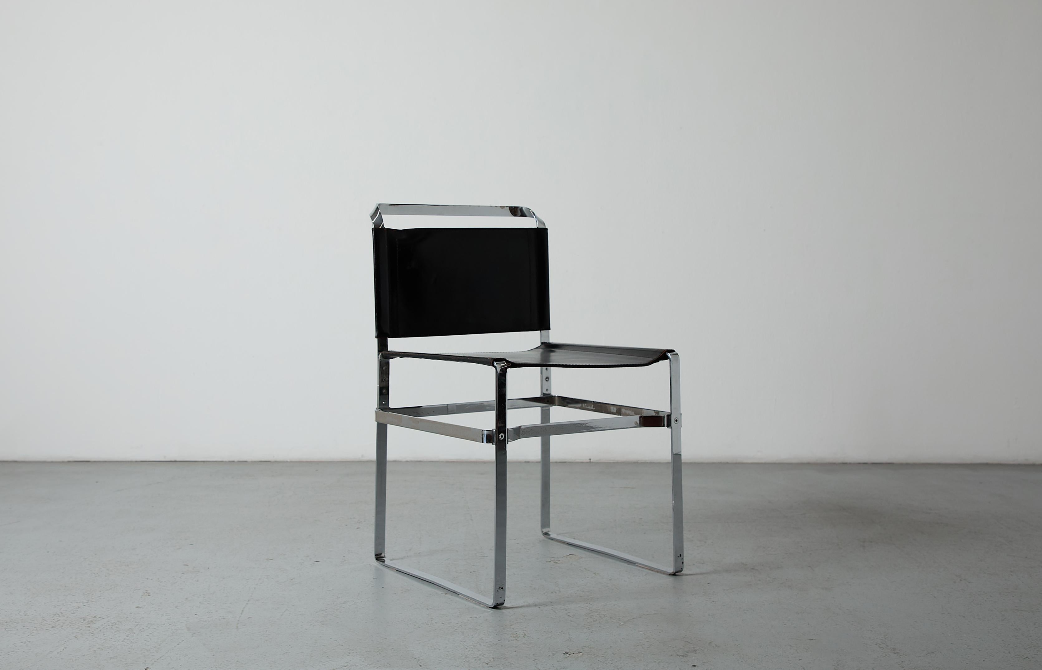 Ensemble de 4 chaises modernistes 