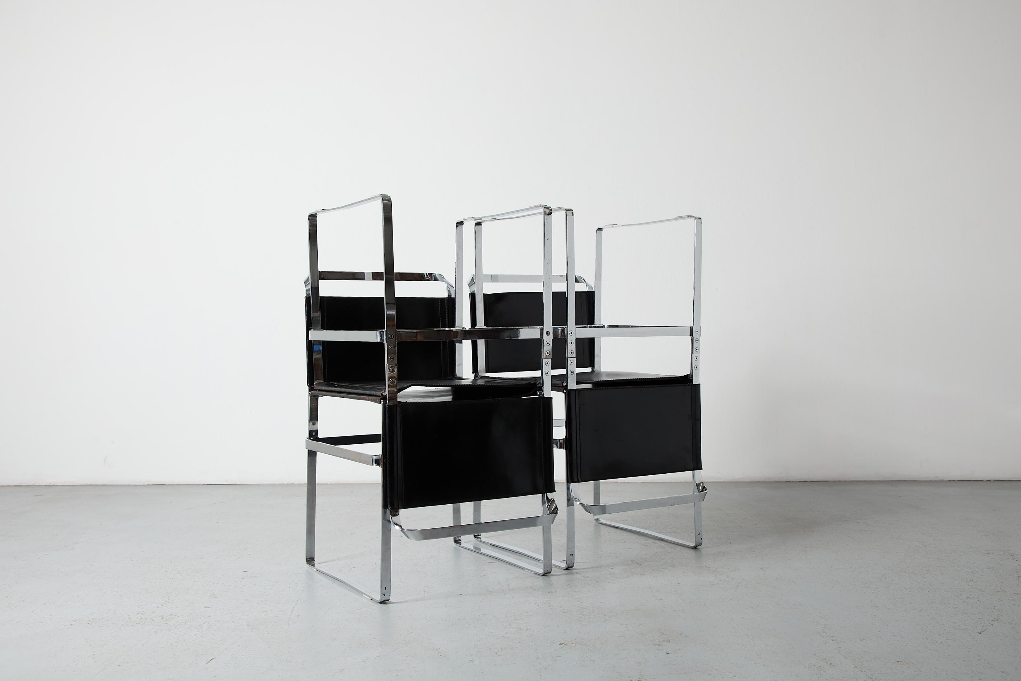 Ensemble de 4 chaises modernistes 