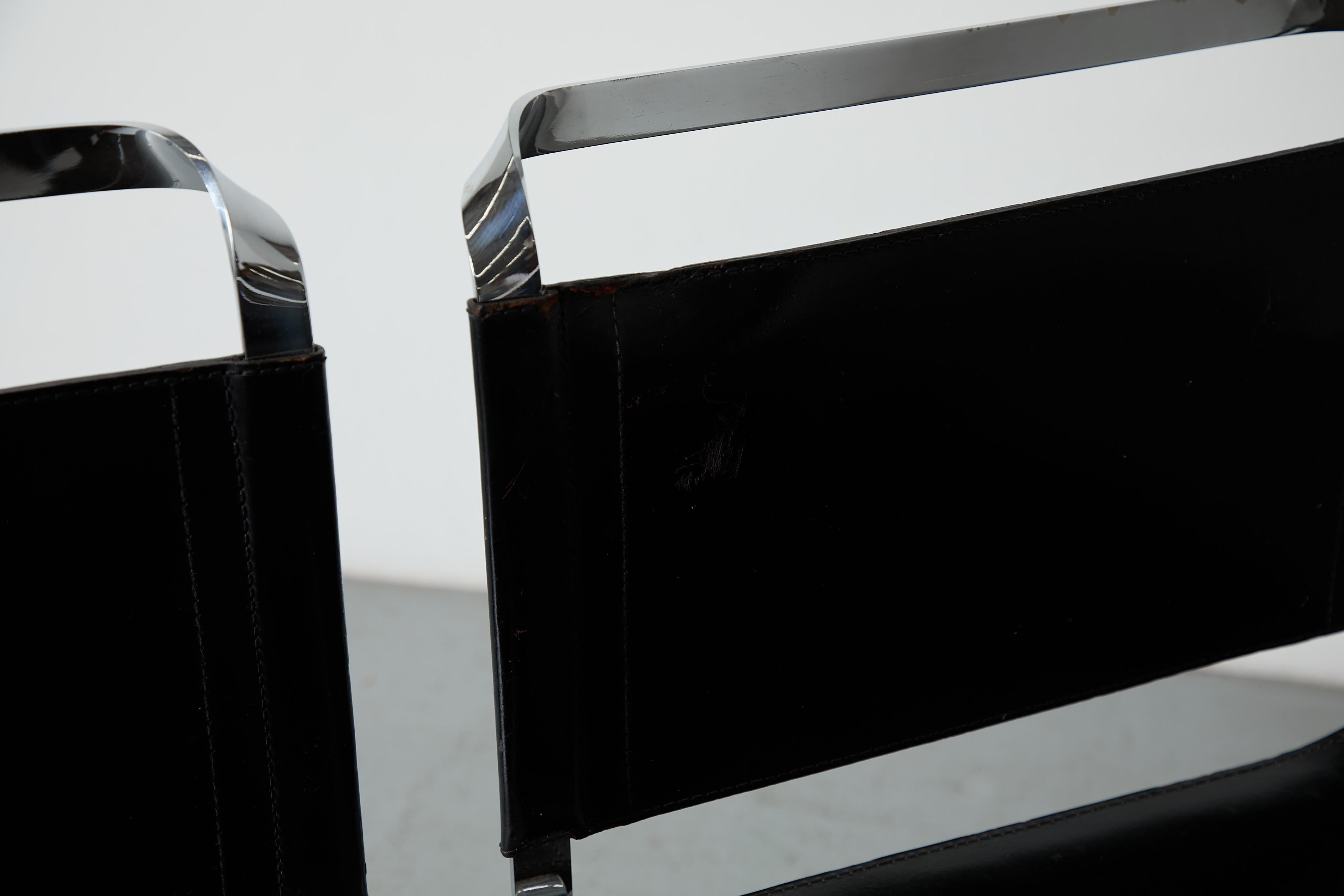 Ensemble de 4 chaises modernistes 