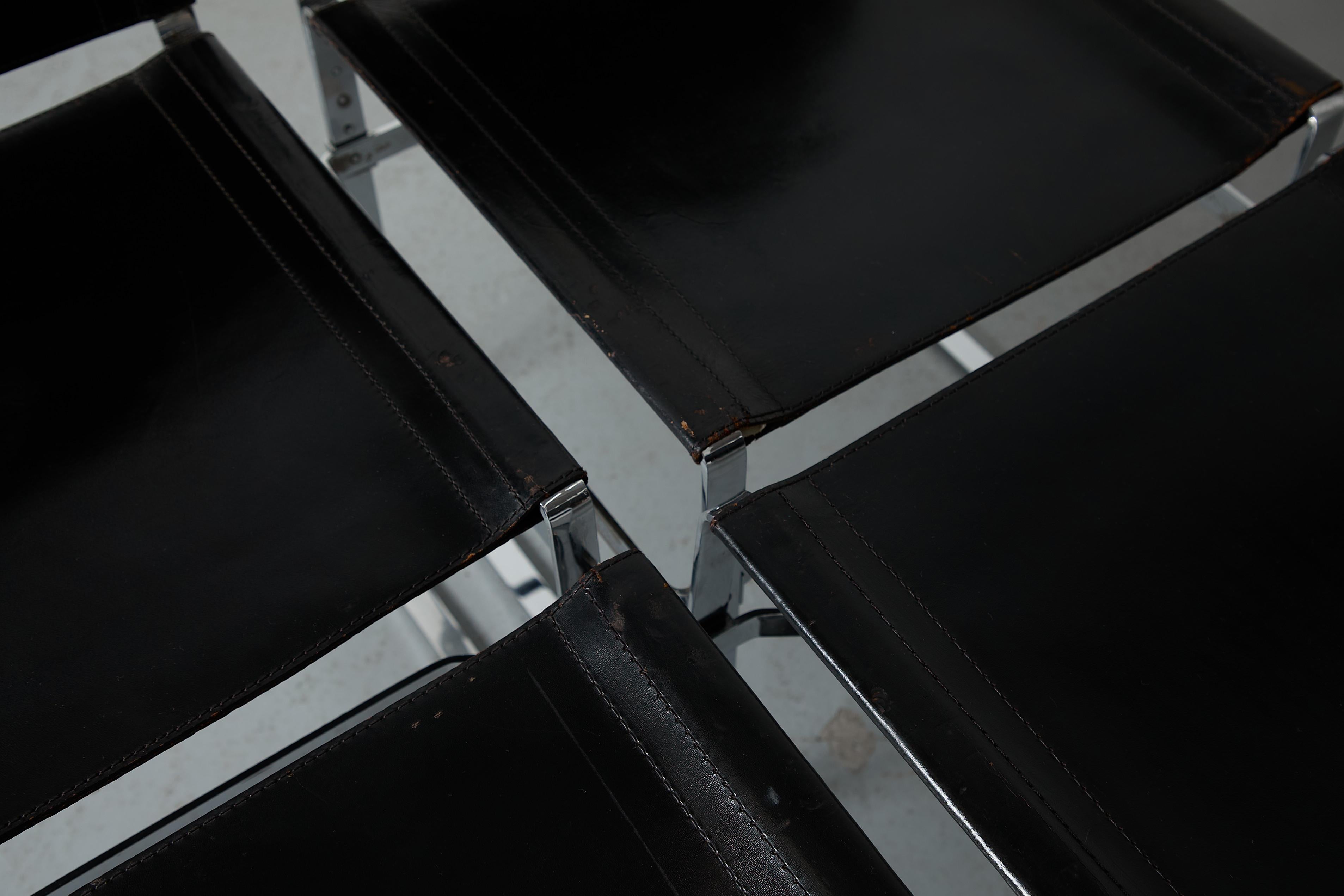 Ensemble de 4 chaises modernistes 