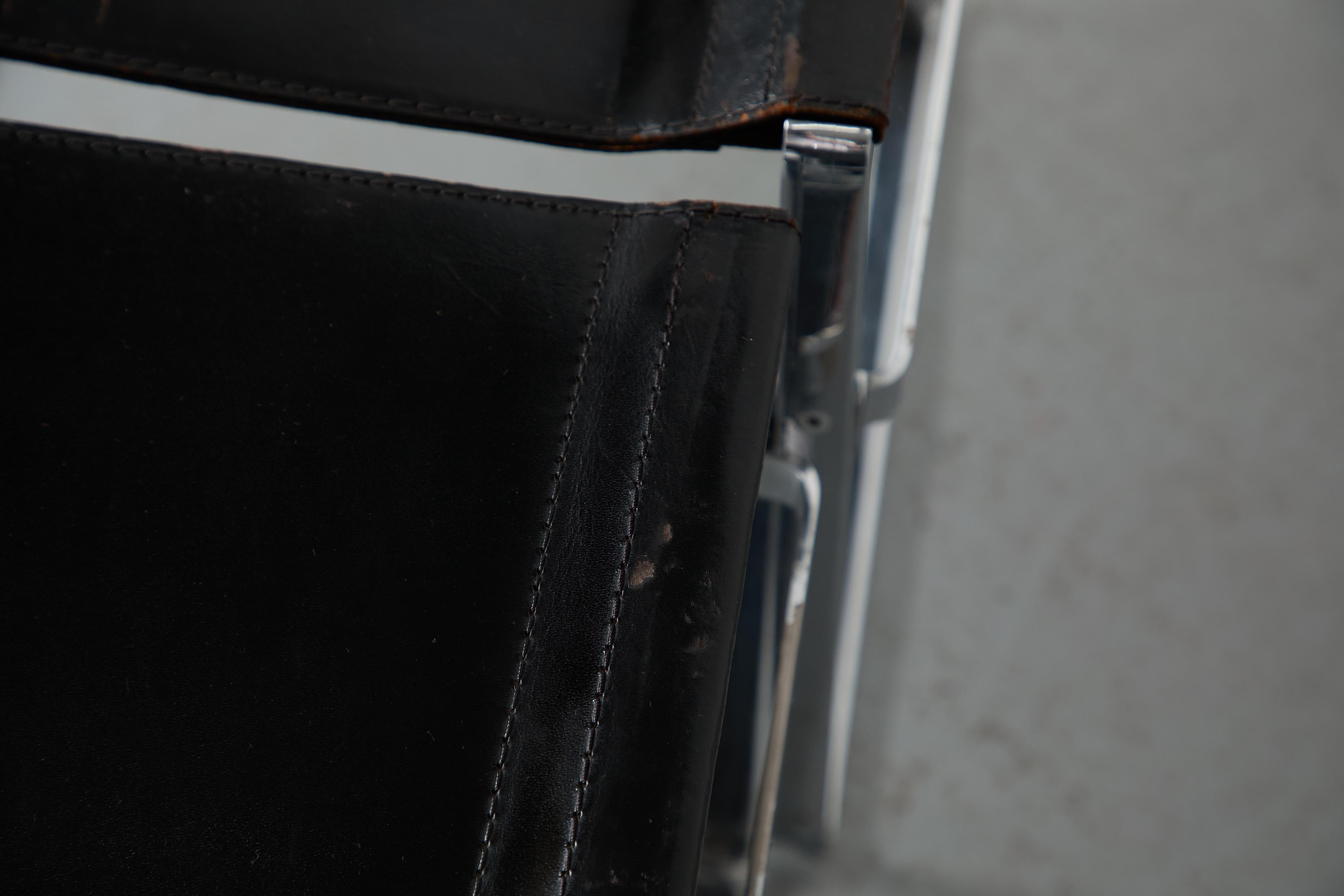 Ensemble de 4 chaises modernistes 