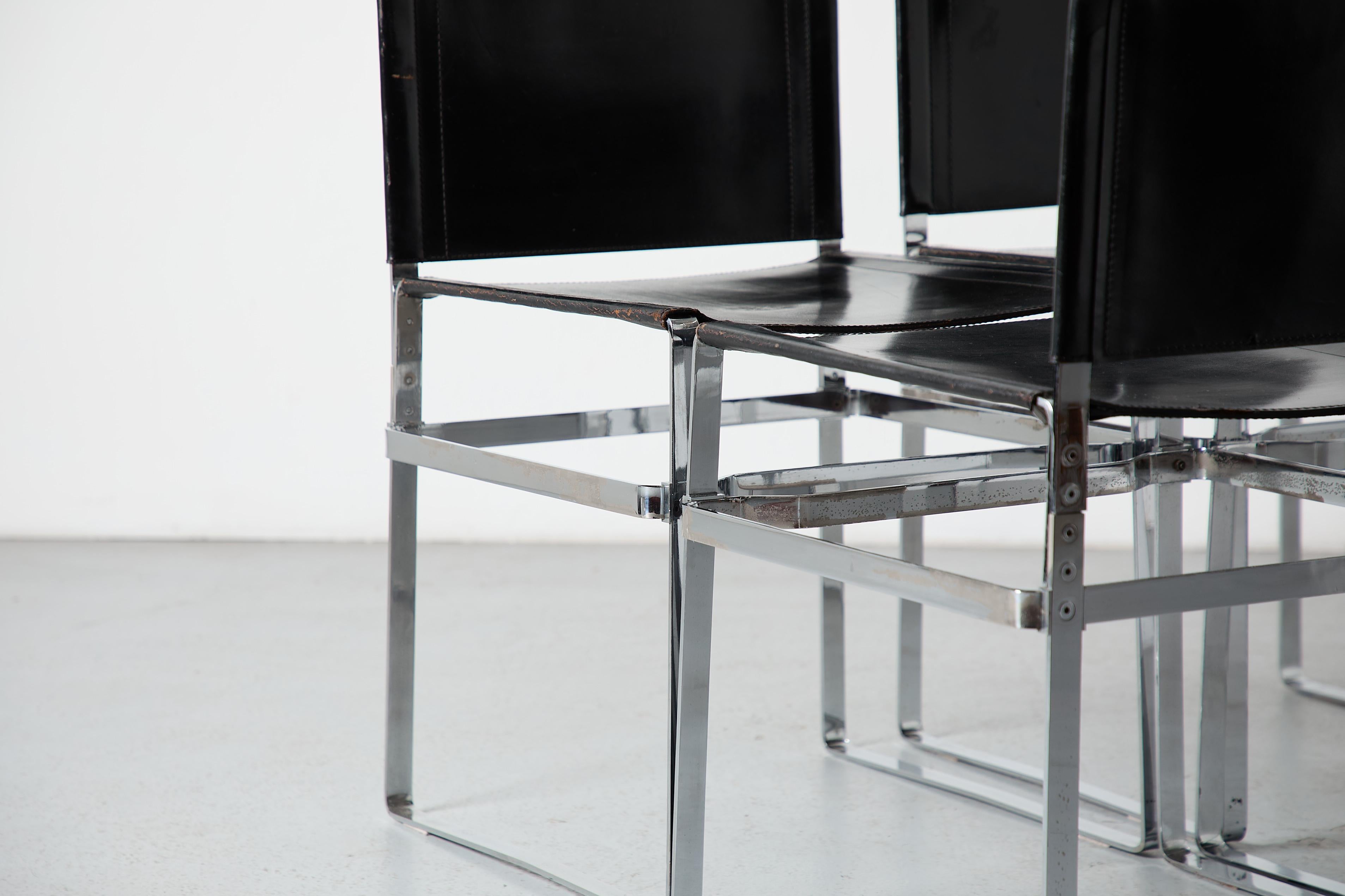 Ensemble de 4 chaises modernistes 