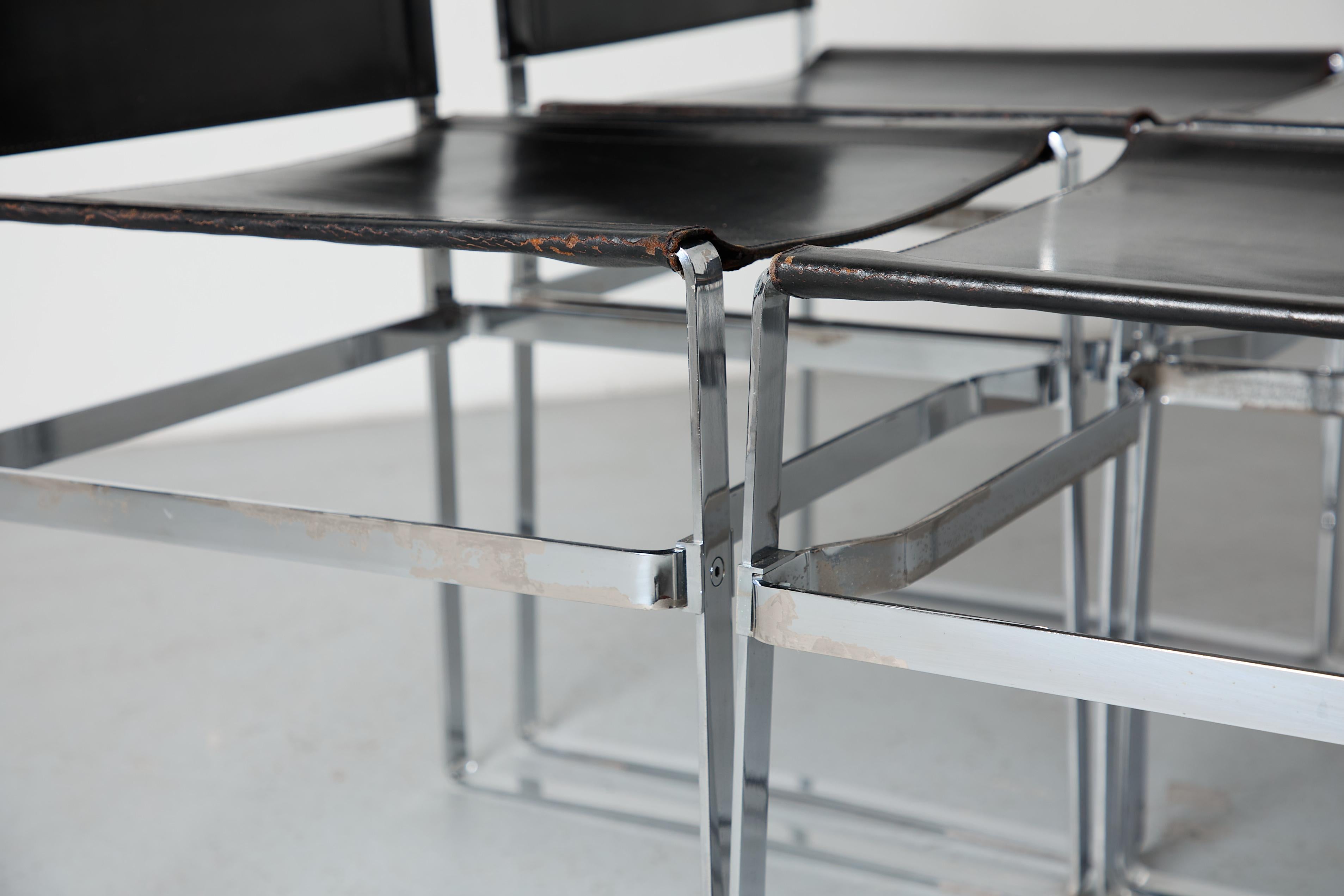 Ensemble de 4 chaises modernistes 