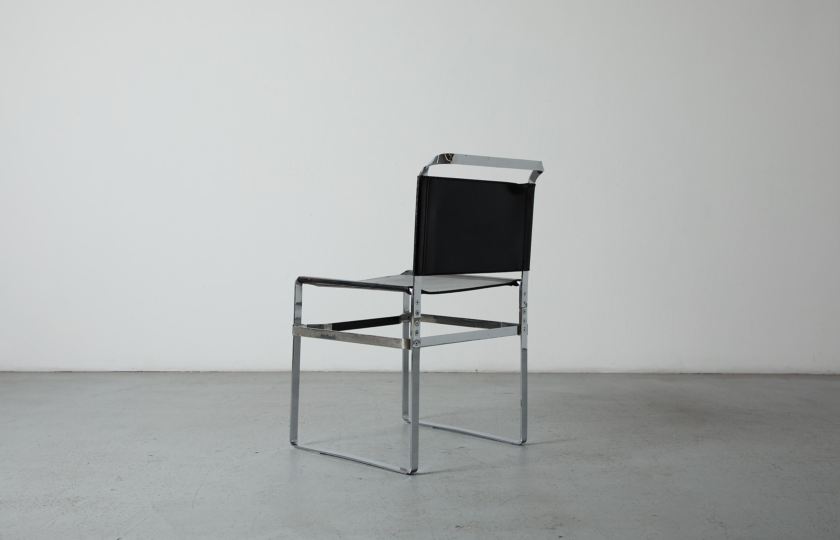 Ensemble de 4 chaises modernistes 