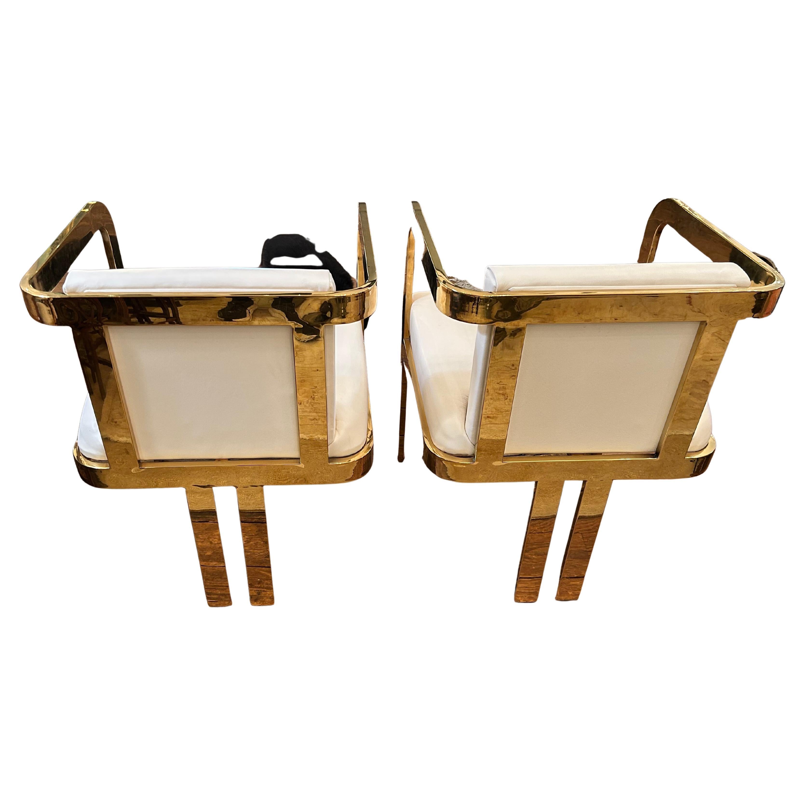 Elegante set di 4 sedie da pranzo Modshop in pelle bianca e ottone con 3 gambe chic, con la gamba posteriore divisa.  Comodo e super elegante.

Abbiamo due sedie Mongolian lamb abbinate se vuoi delle sedie da pranzo per il capotavola!  Richiedi il
