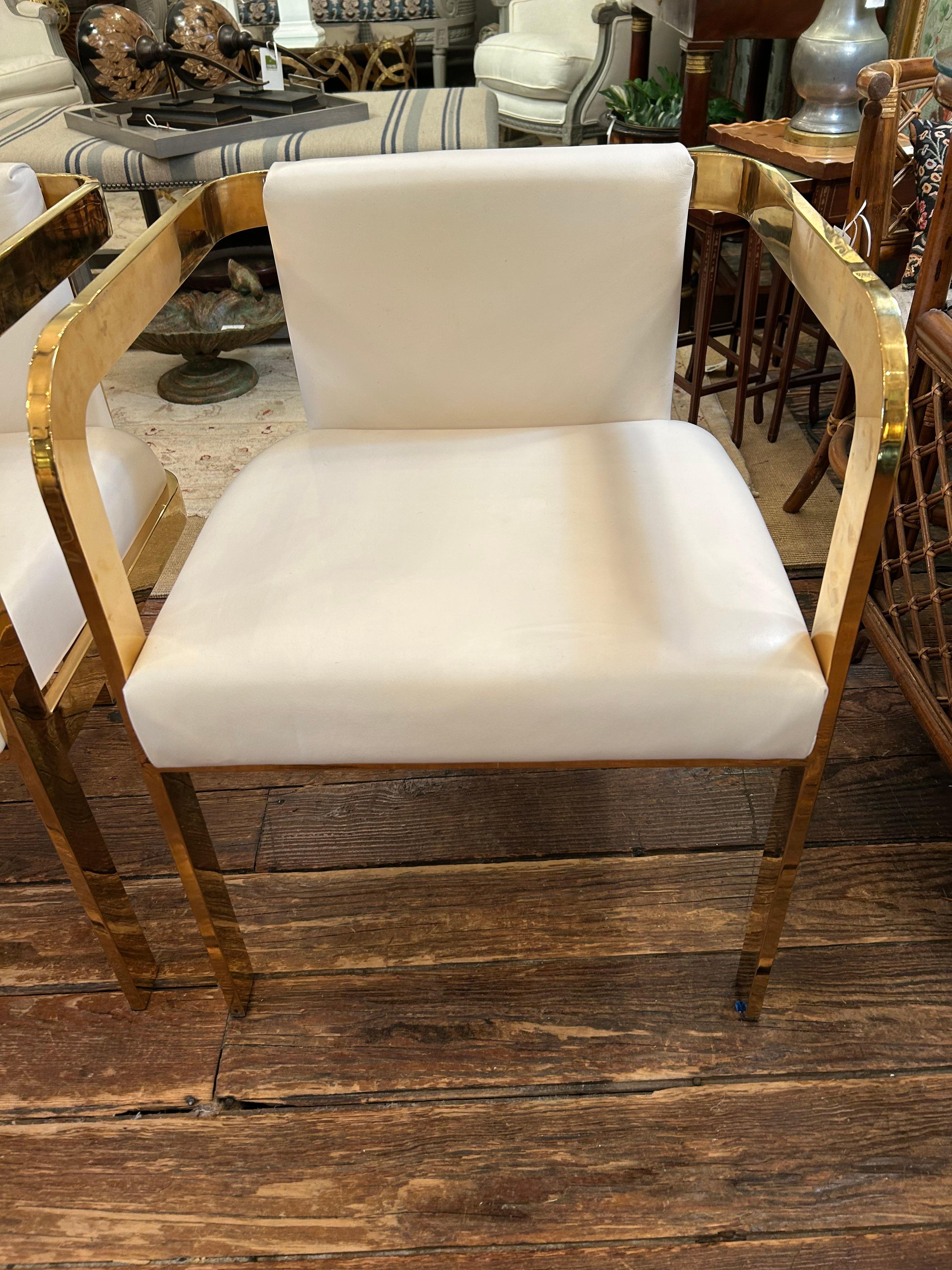 XXI secolo e contemporaneo Set di 4 sedie da pranzo Modshop in pelle bianca e ottone Marseille in vendita
