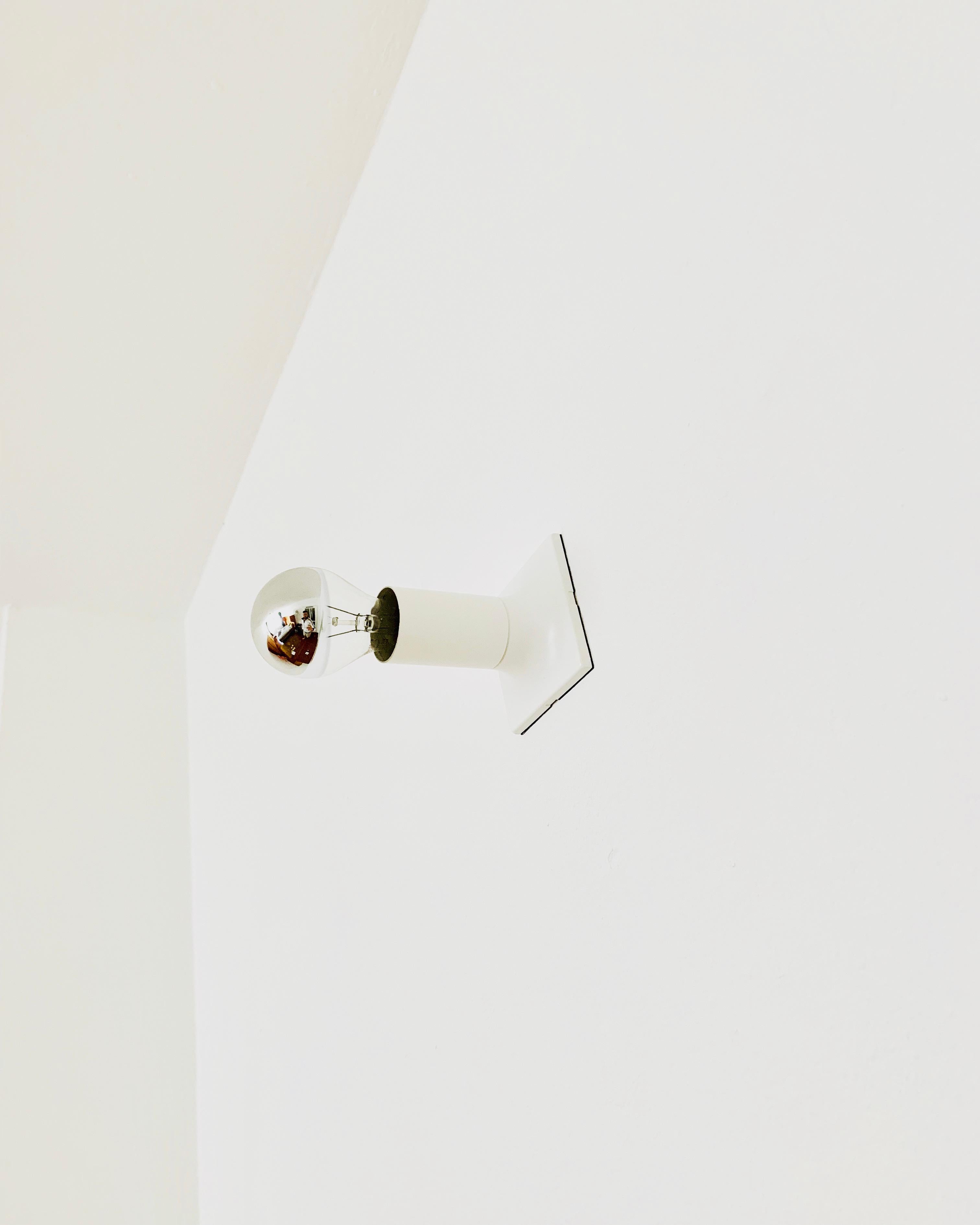 Bellissime lampade da parete o da soffitto degli anni '70.
Un design bellissimo e minimalista.
Lavorazione di alta qualità.

Produttore: Staff
Design/One: Rolf Krüger
Anno: 1970

Il prezzo si riferisce a 4 lampade.

Condizioni:

Condizioni vintage