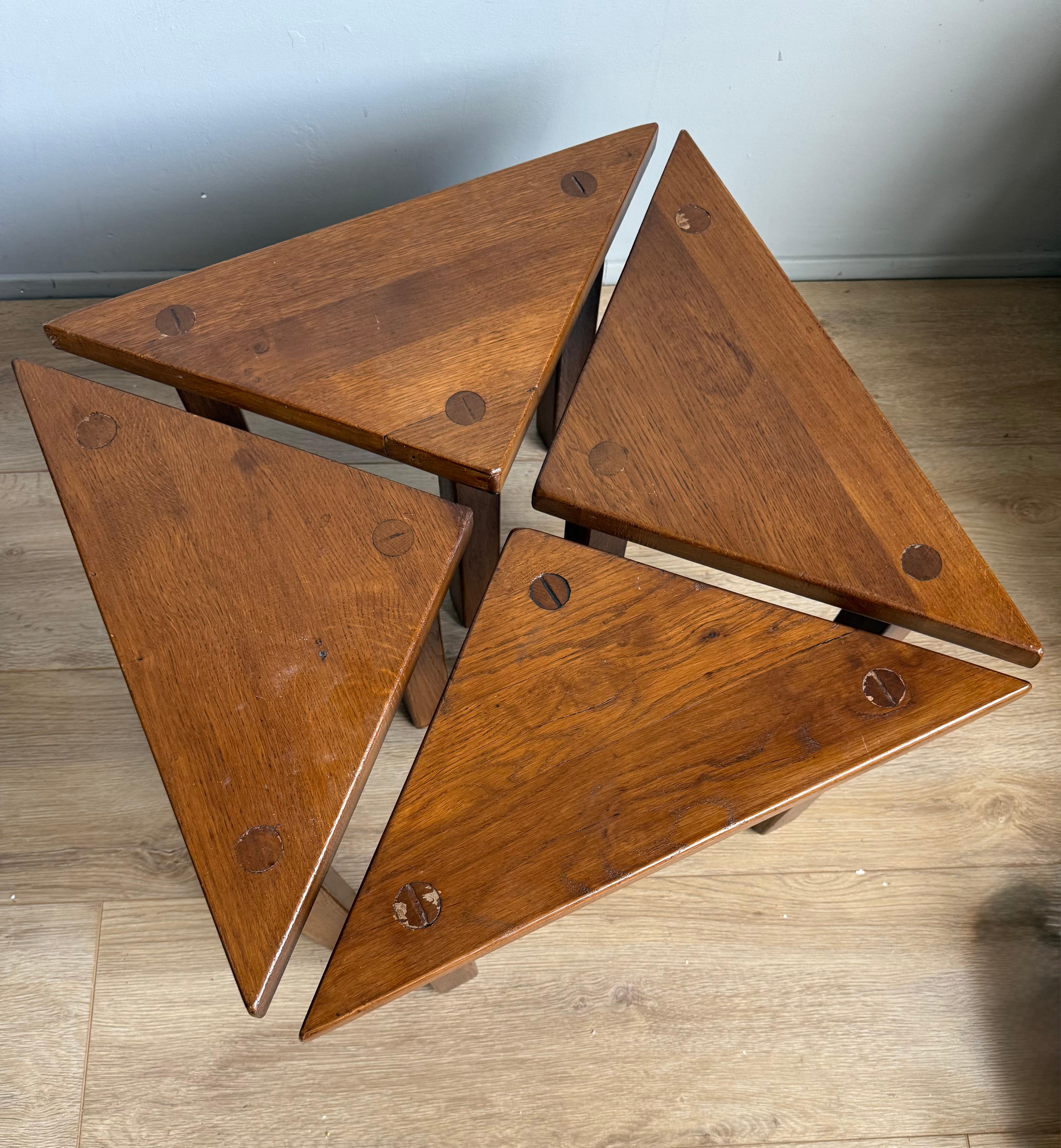 Satz von 4 modularen dreieckigen Tischen, 1970er Jahre

Ich bin irgendwie besessen von diesem Set. Vier kleine dreieckige Tische aus den 1970er Jahren, alle aus Massivholz mit einem herrlich warmen Farbton und der perfekten