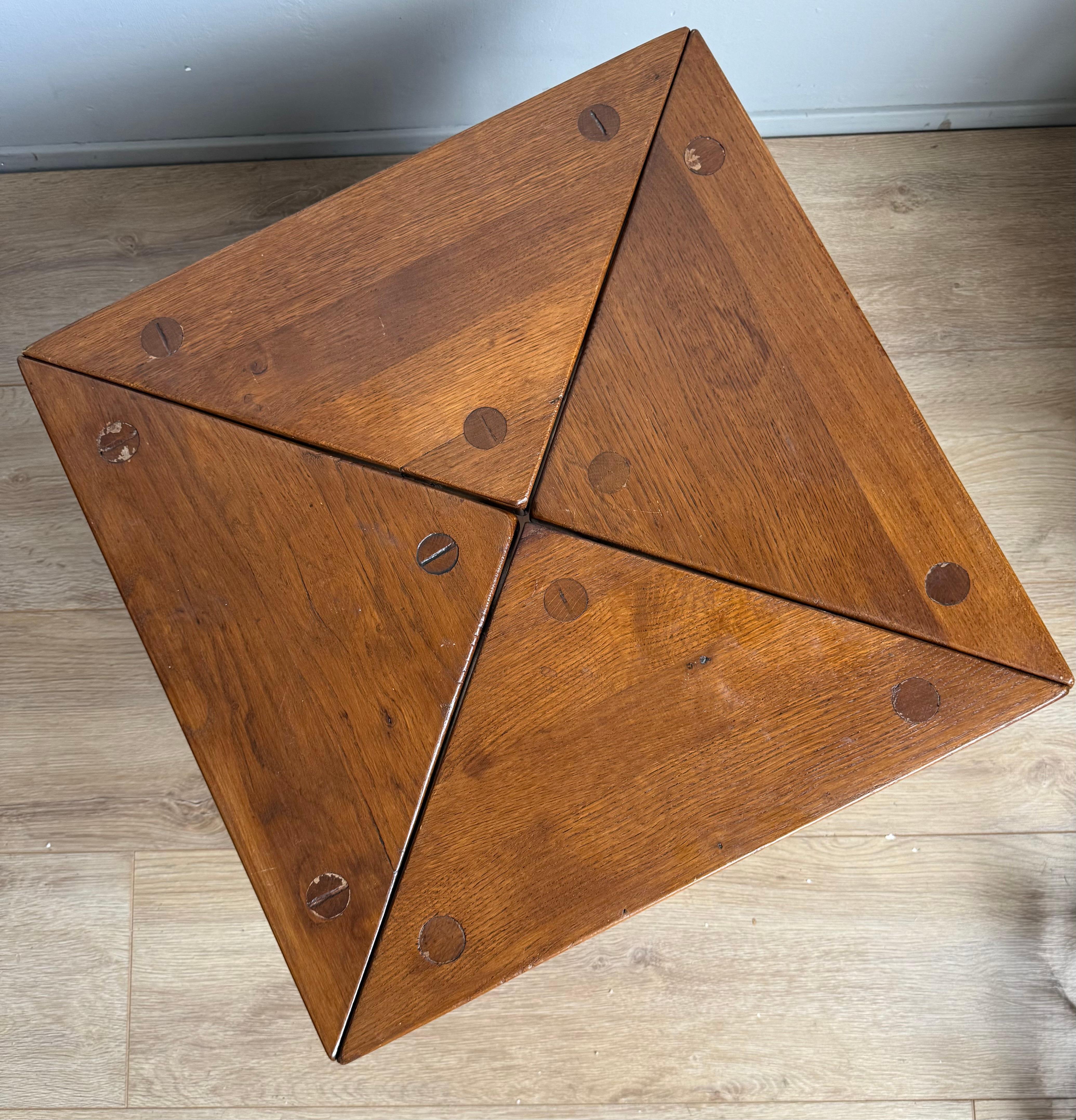 Satz von 4 modularen Dreieckstischen aus Holz, 1970er Jahre: Weltweiter kostenloser Versand (Handgeschnitzt) im Angebot