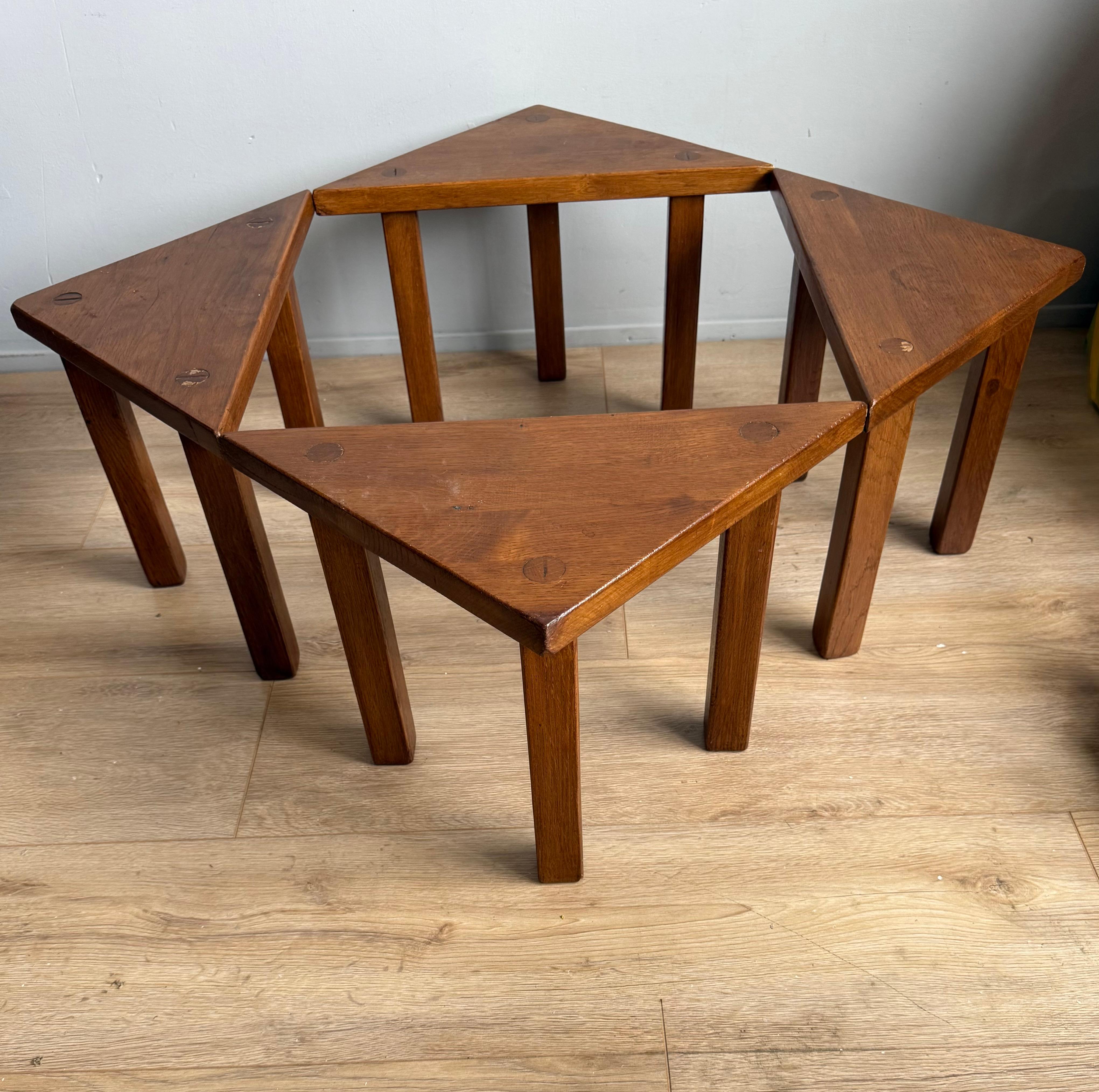 Satz von 4 modularen Dreieckstischen aus Holz, 1970er Jahre: Weltweiter kostenloser Versand im Zustand „Gut“ im Angebot in Lisse, NL