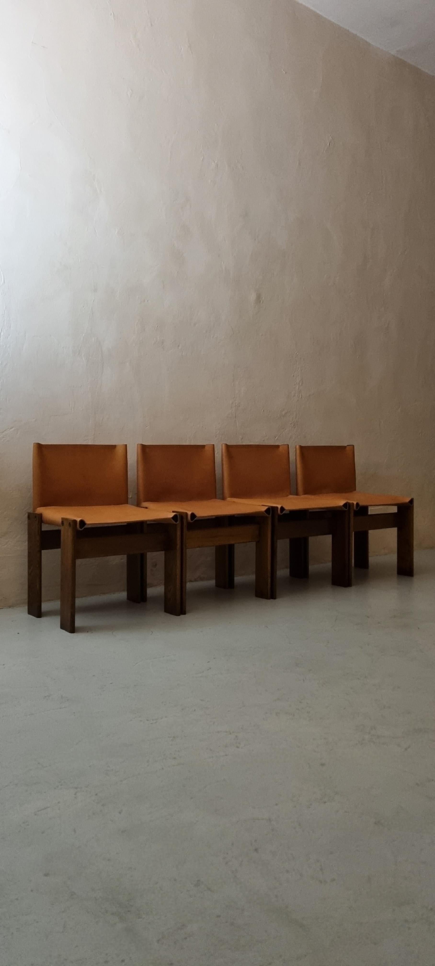 Set di 4 sedie mod. Monk disegnate da Afra e Tobia Scarpa per Molteni nel 1974.
Struttura in legno di noce tinto, sedute in cuoio naturale.
Eccellenti condizioni, restaurate.
Tutto il set è stato accuratamente restaurato secondo i più alti standard
