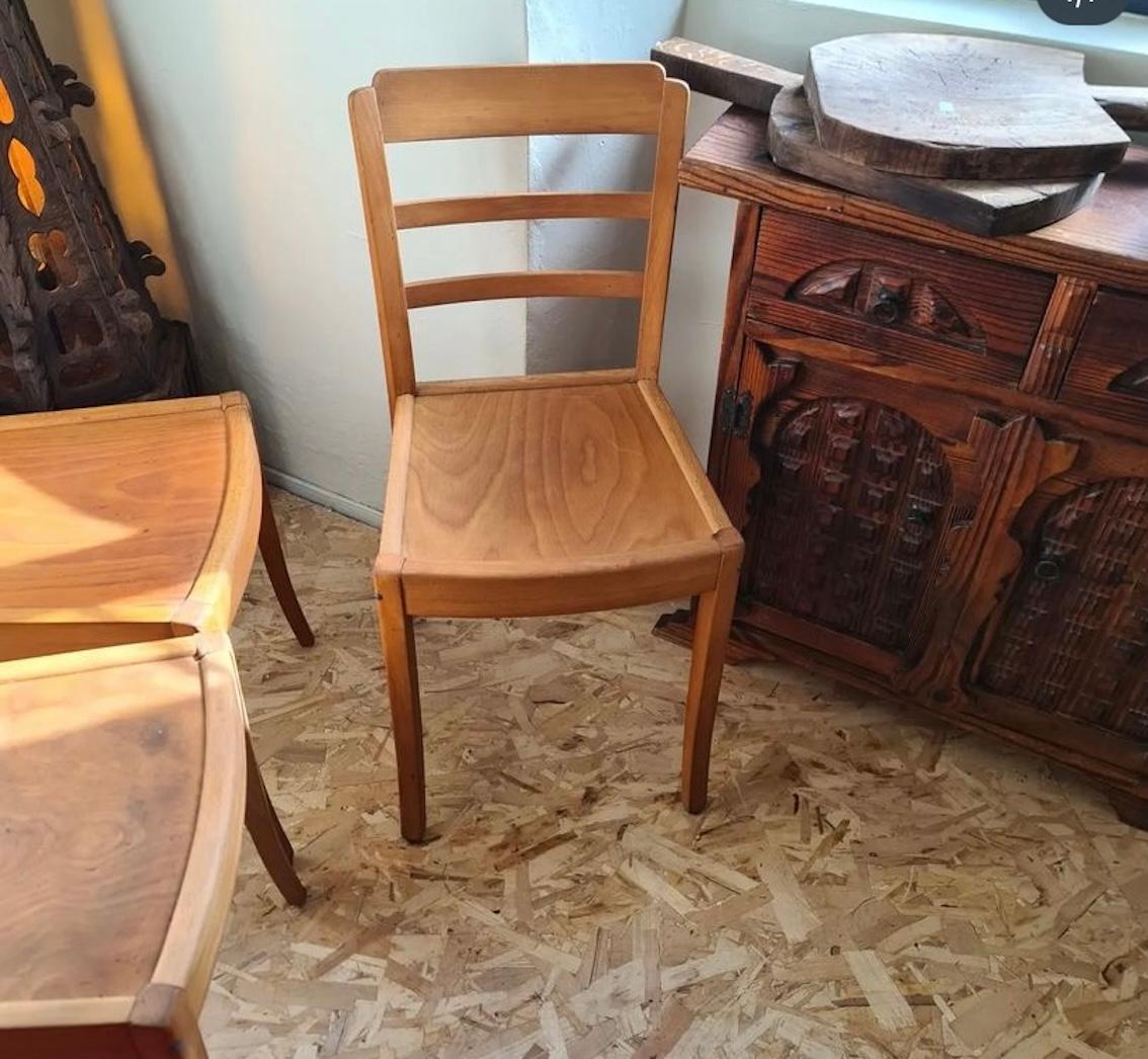 Set di 4 sedie monoblocco Luterma in legno di faggio. Queste sedie sono una testimonianza di design e artigianato senza tempo, note per la loro durata e per l'estetica classica.

Realizzate in legno massiccio di faggio, le sedie Luterma sono