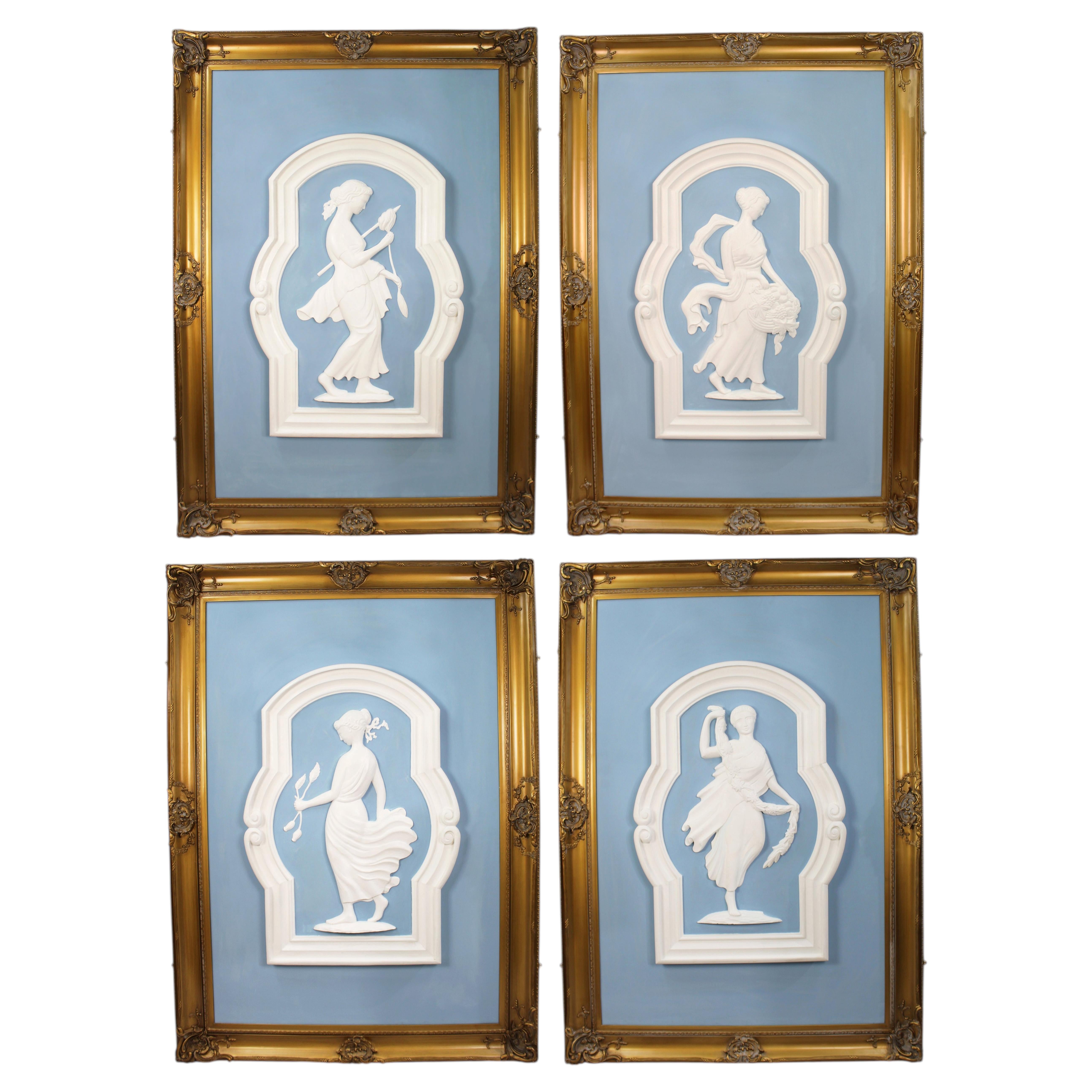 Set di 4 monumentali pannelli in gesso britannico Art Deco Wedgwood Blue con cornici dorate