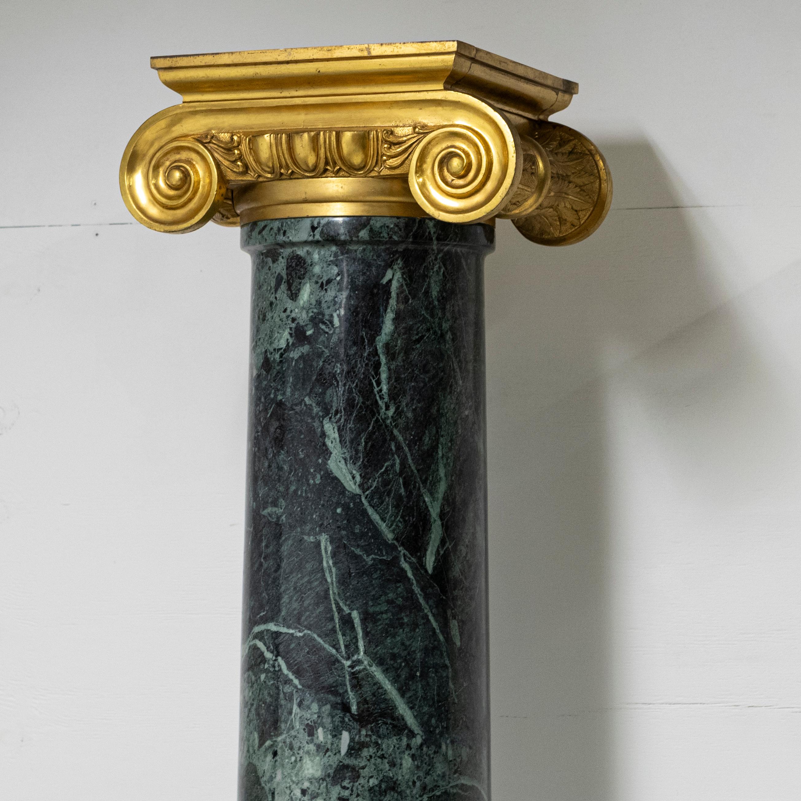 Set von 4 monumentalen Kapitellen aus grünem Verdi-Marmorsäulen  im Zustand „Gut“ im Angebot in Ware, GB