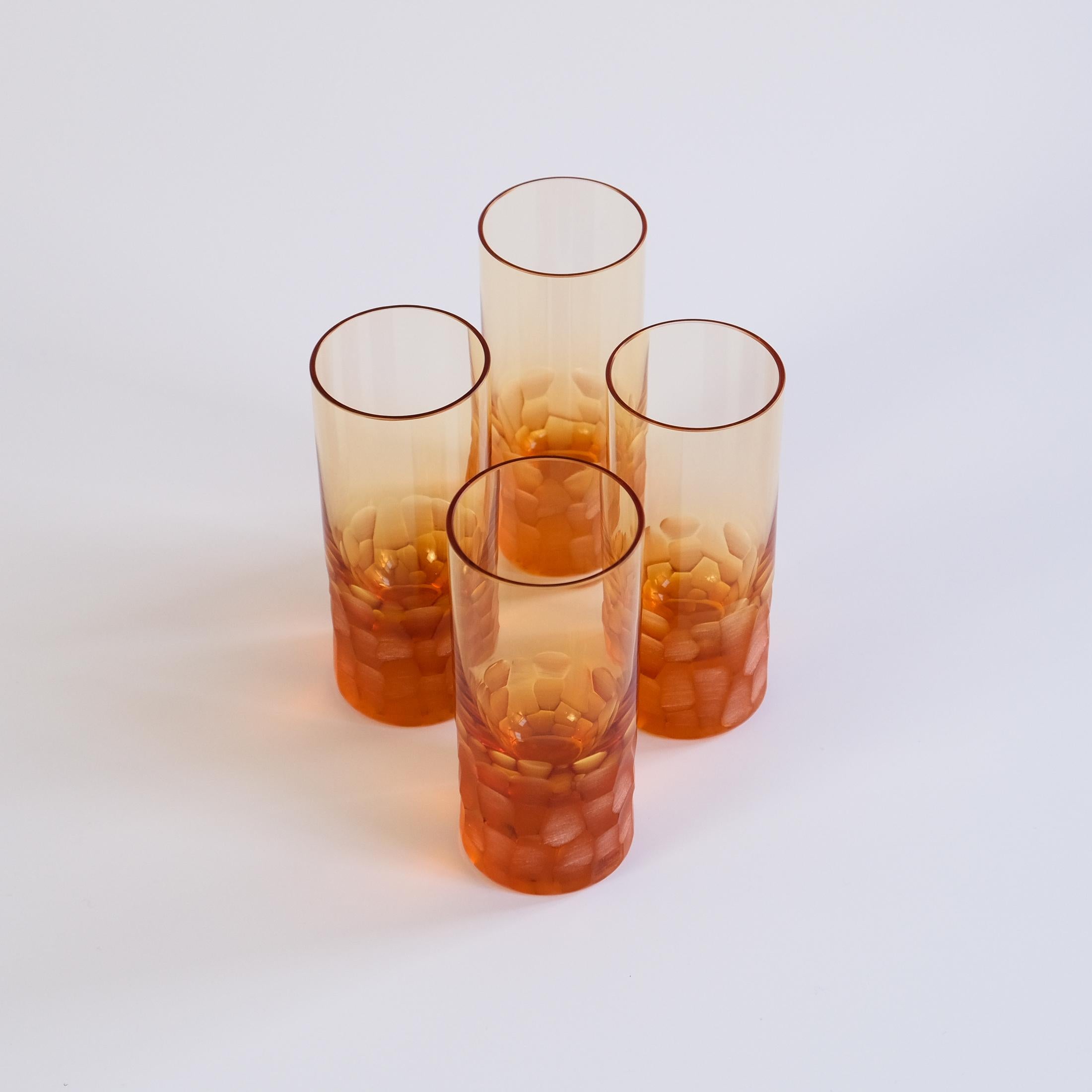 Nous proposons à la vente un magnifique ensemble contemporain de quatre verres ou gobelets en cristal sans plomb Moser 
