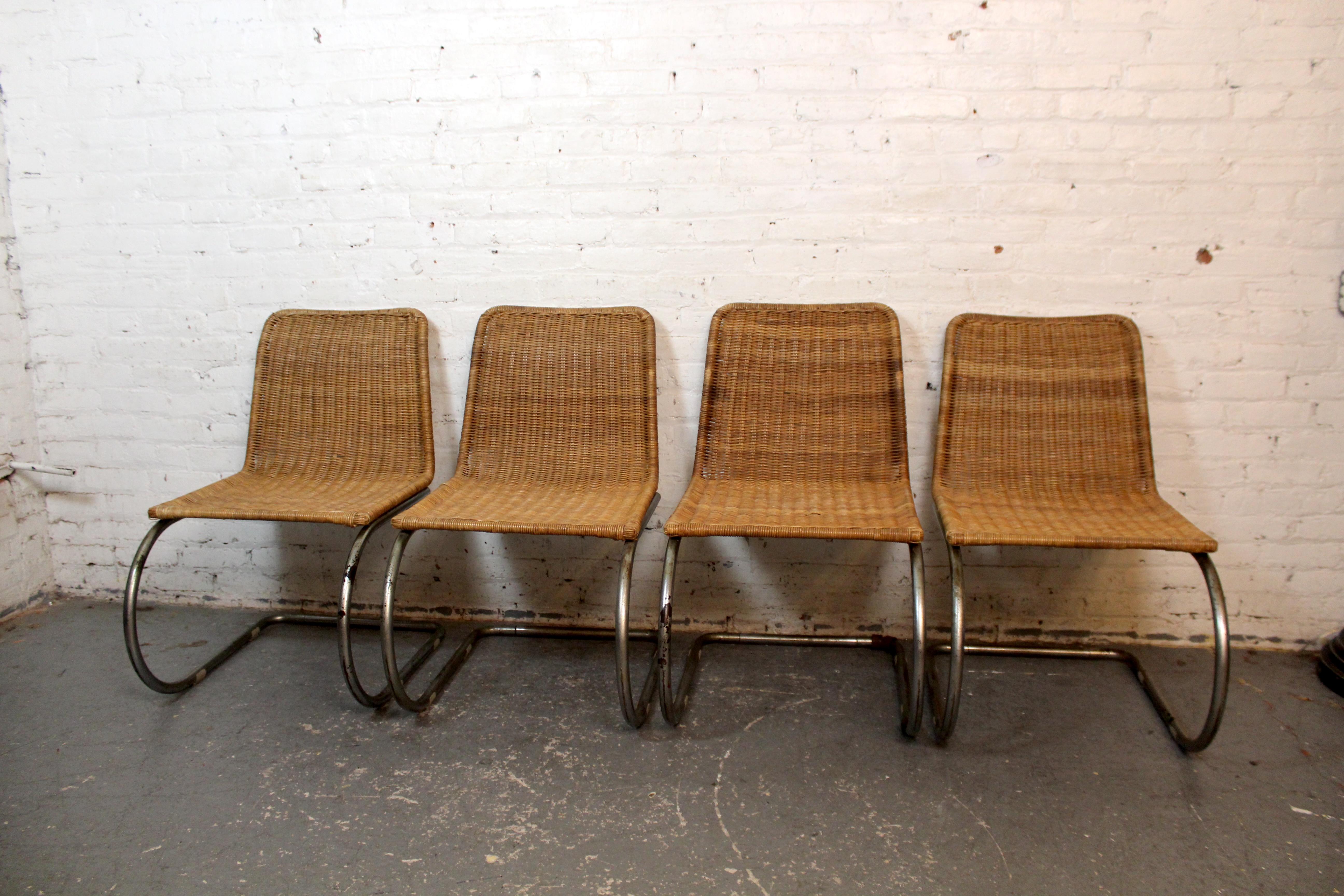 Un ensemble saisissant de quatre chaises luge de style Icone, inspiré par le design emblématique de Ludwig Mies van der Rohe de 1927. Dotées d'une structure tubulaire chromée et d'une assise et d'un dossier en rotin tressé à la main, ces chaises