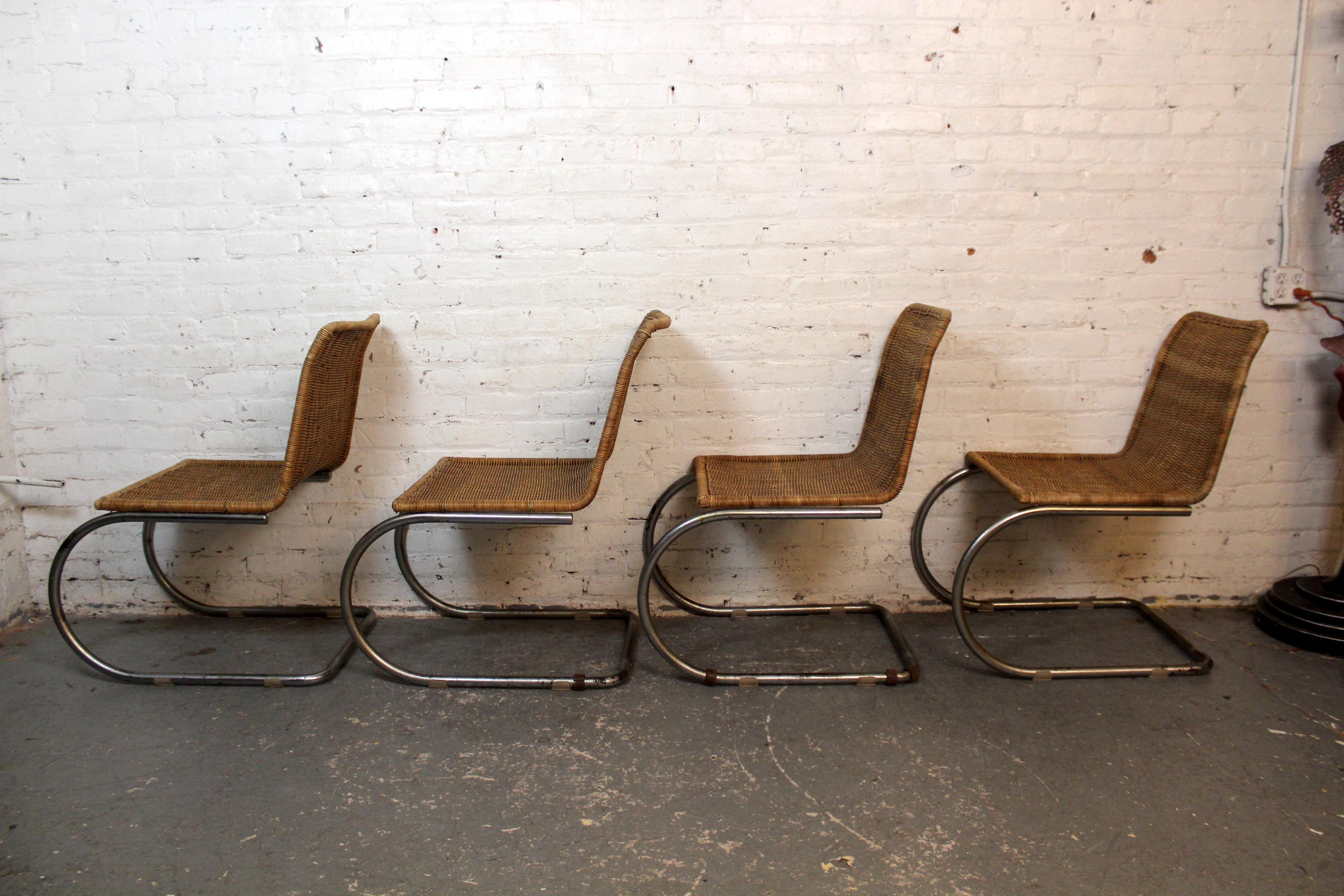 Mid-Century Modern Ensemble de 4 chaises luge de style MR 10 en vente