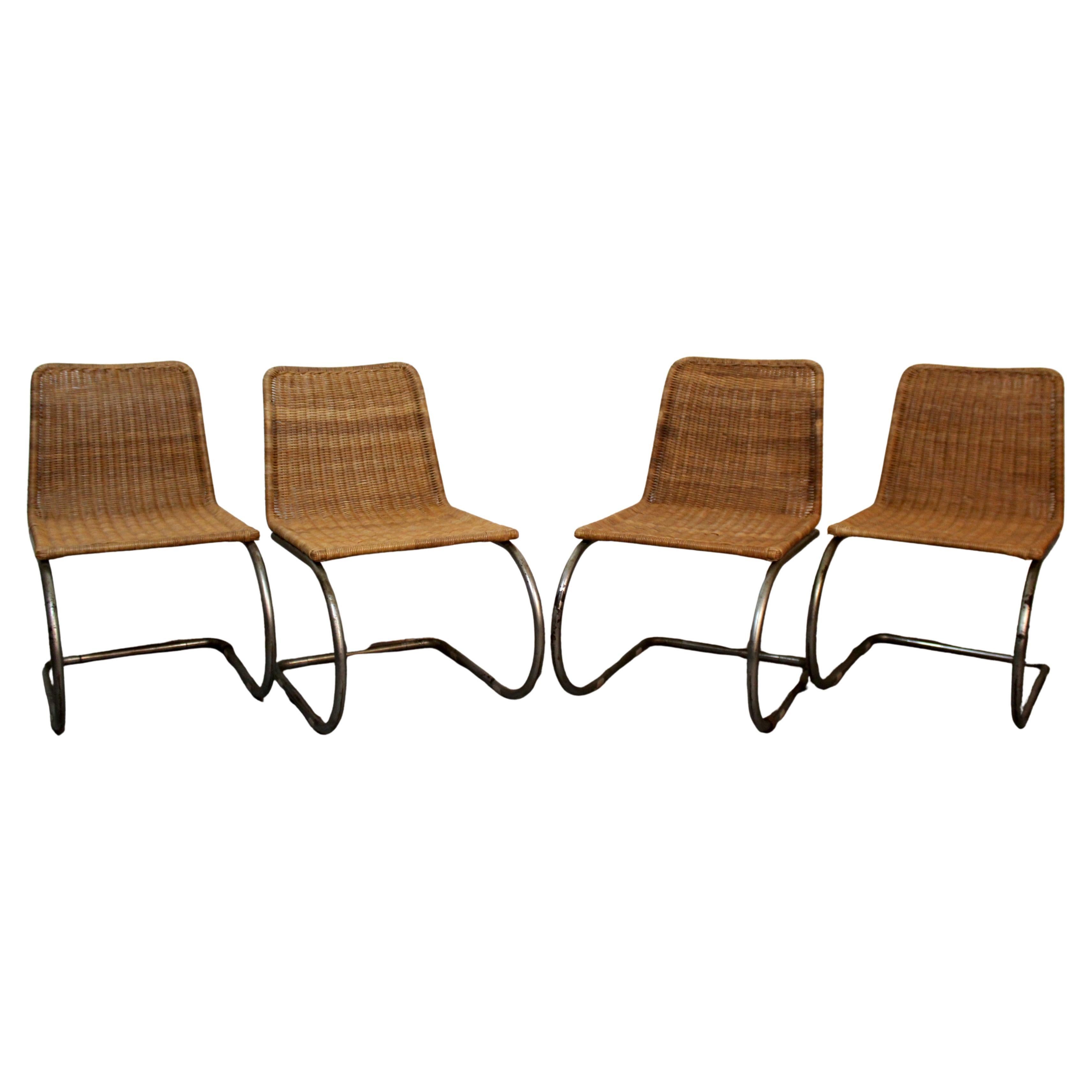 Ensemble de 4 chaises luge de style MR 10 en vente