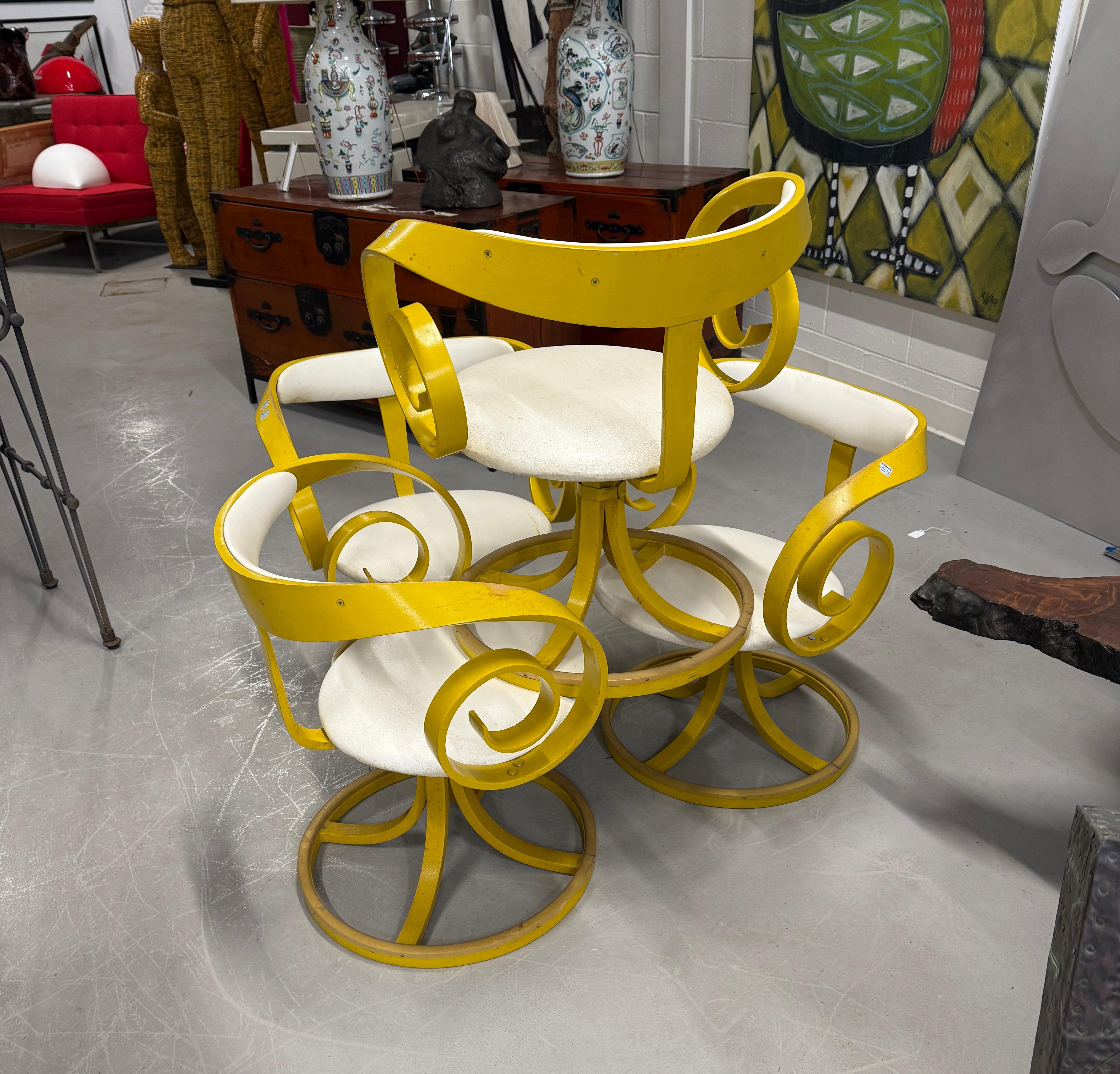 Un rare ensemble de chaises Sultana de George Mulhauser pour Plycraft en état d'origine. Les coussins en vinyle sont en état d'origine et la peinture est d'une belle couleur moutarde. Ils conservent même l'anneau de protection d'origine autour de la