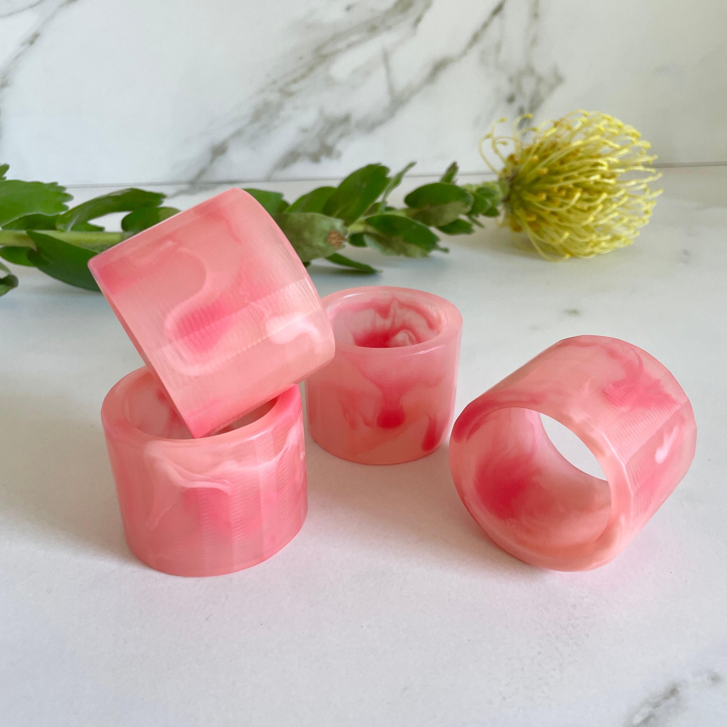 Modern Set of 4 Napkin Rings in Pink Swirl Resin by Paola Valle For Sale