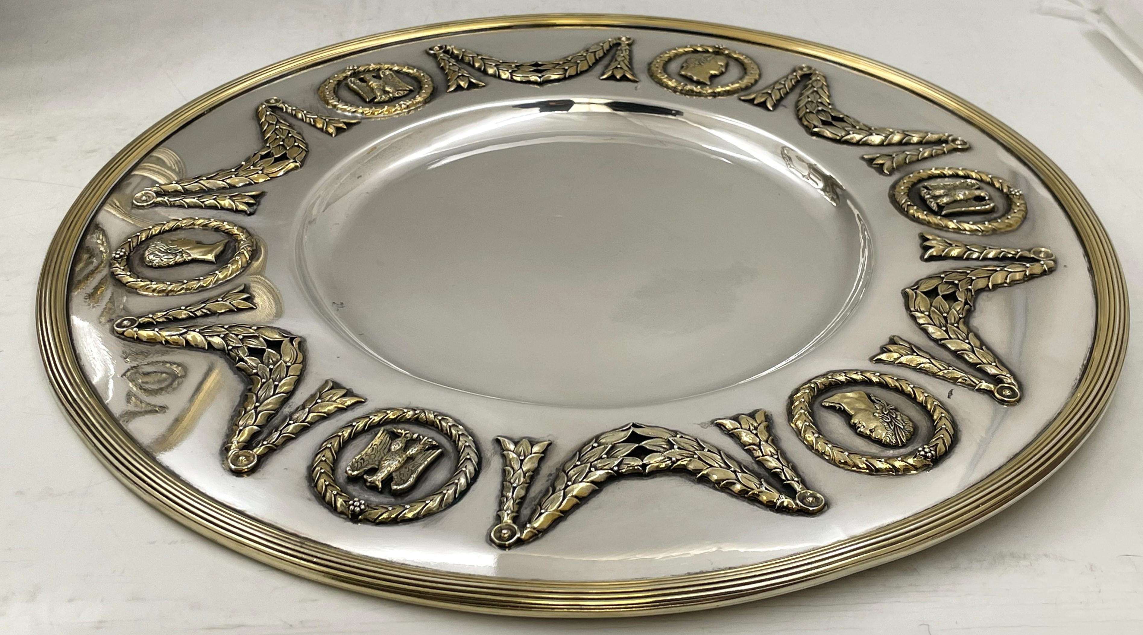 Ensemble de 4 plats ou plateaux de service en argent napoléonien, rare, de qualité musée, continental, européen, à décor doré, orné des aigles de Napoléon et de ses profils ainsi que de motifs de couronnes de la fin du 19e siècle. D'un calibre