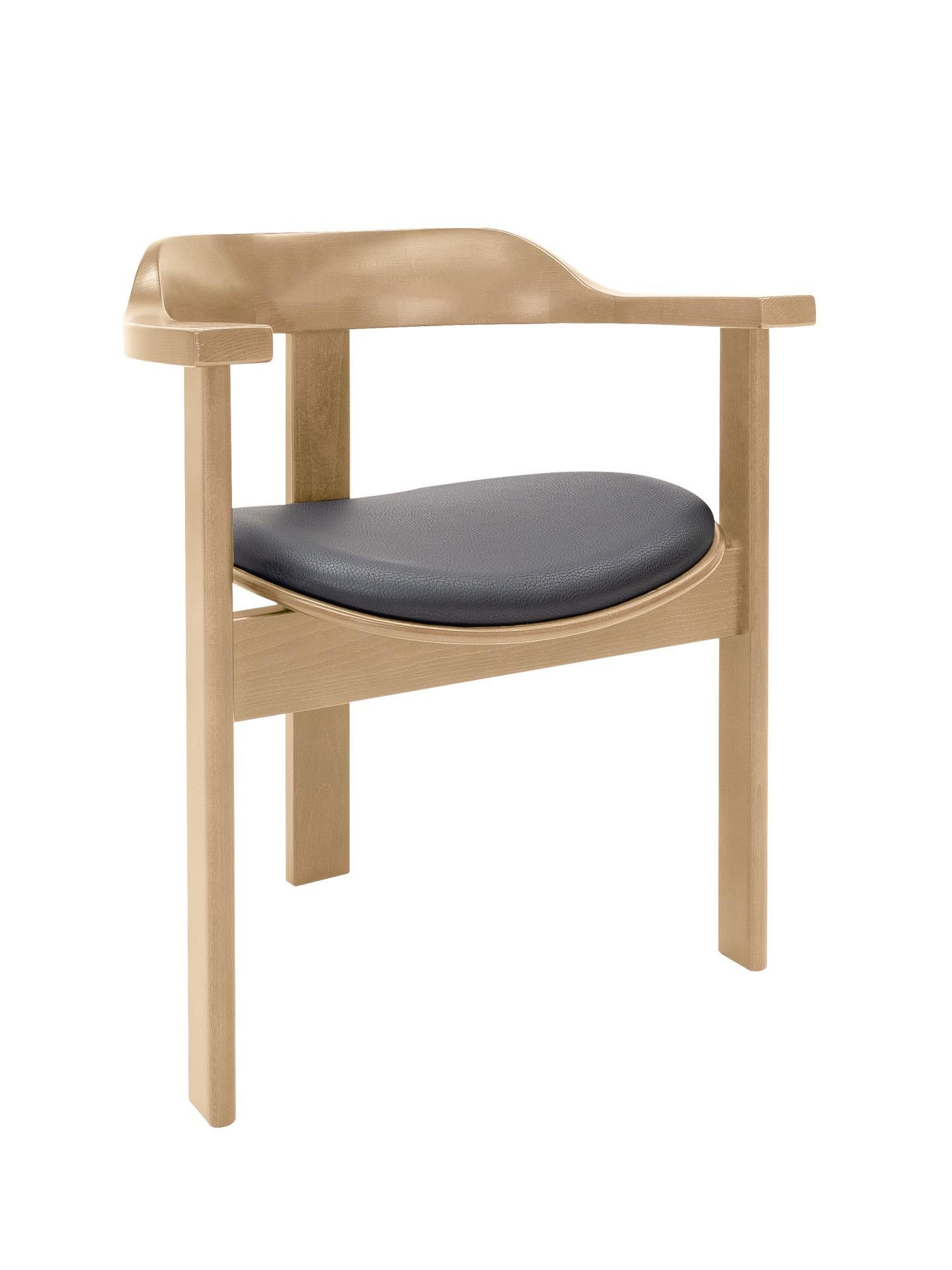 La silla Haussmann es una vibrante pieza atemporal de confort y elegancia.

Esta singular silla de tres patas se estrenó en la 