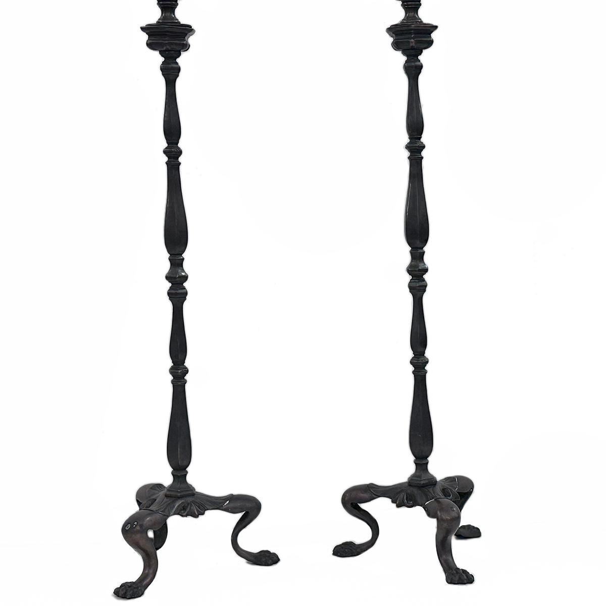 Due coppie di lampade a candeliere con piedi in bronzo patinato inglese del 1920 circa.  Venduto al paio.

Misure:
Altezza del corpo: 21