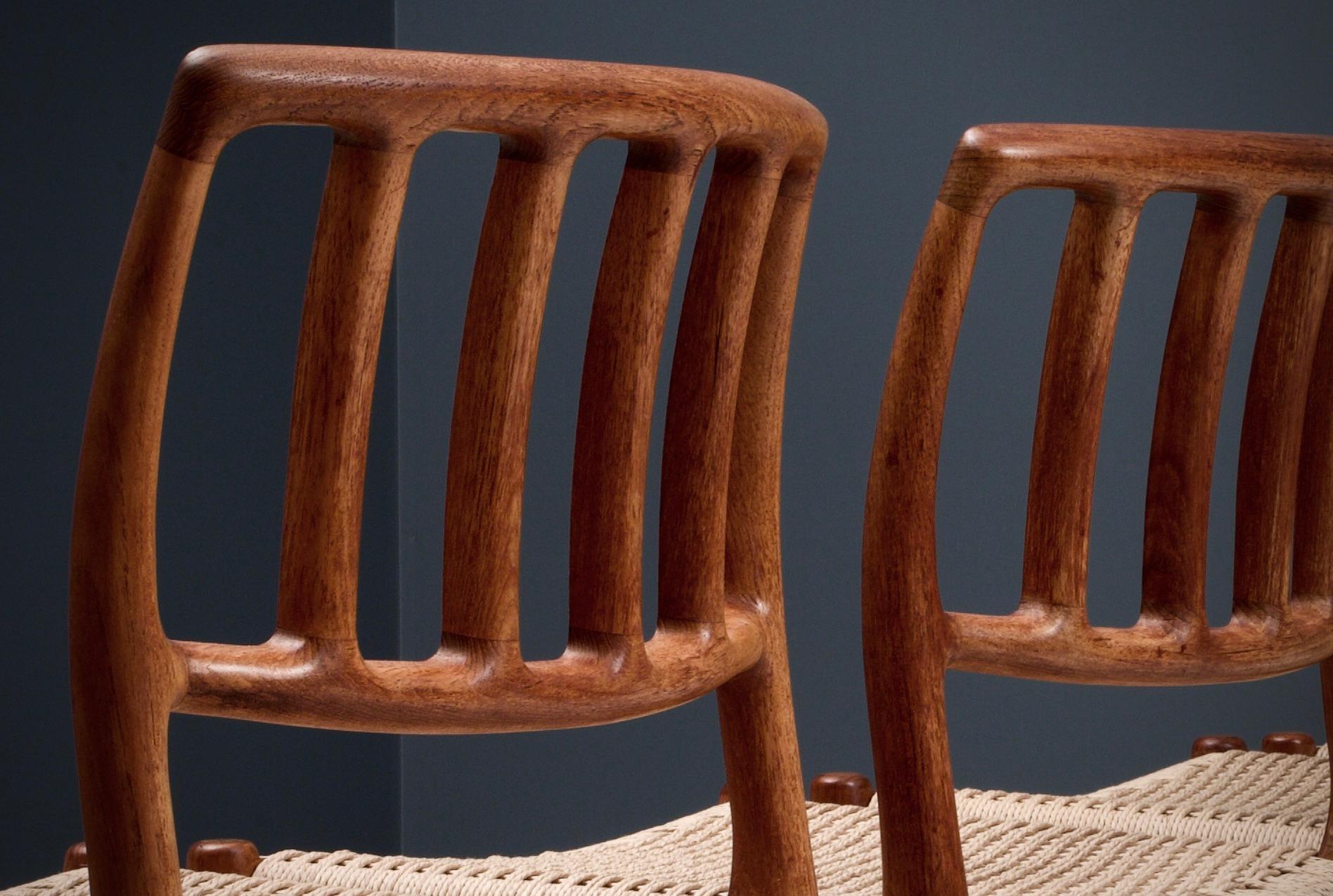 Juego de 4 sillas de comedor recién tapizadas de Niels Otto Møller, Dinamarca, años 60 en venta 1
