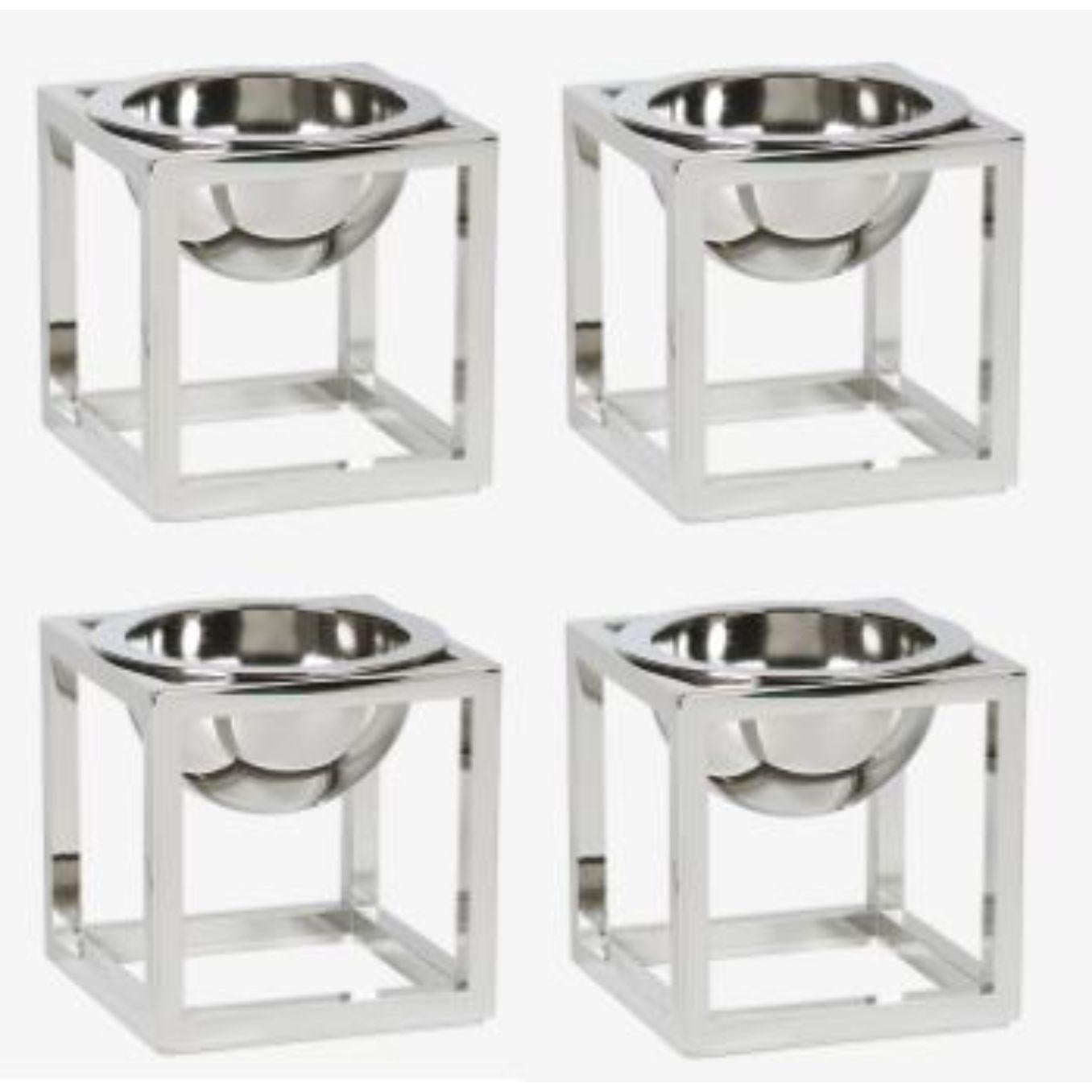 Ensemble de 4 mini-bols Kubus en nickel de Lassen
Dimensions : D 7 x L 7 x H 7 cm 
Matériaux : Métal 
Poids : 0.40 Kg

Le Kubus Bowl est basé sur des croquis originaux de Mogens Lassen, et contient des éléments du Bauhaus, dont Mogens Lassen s'est