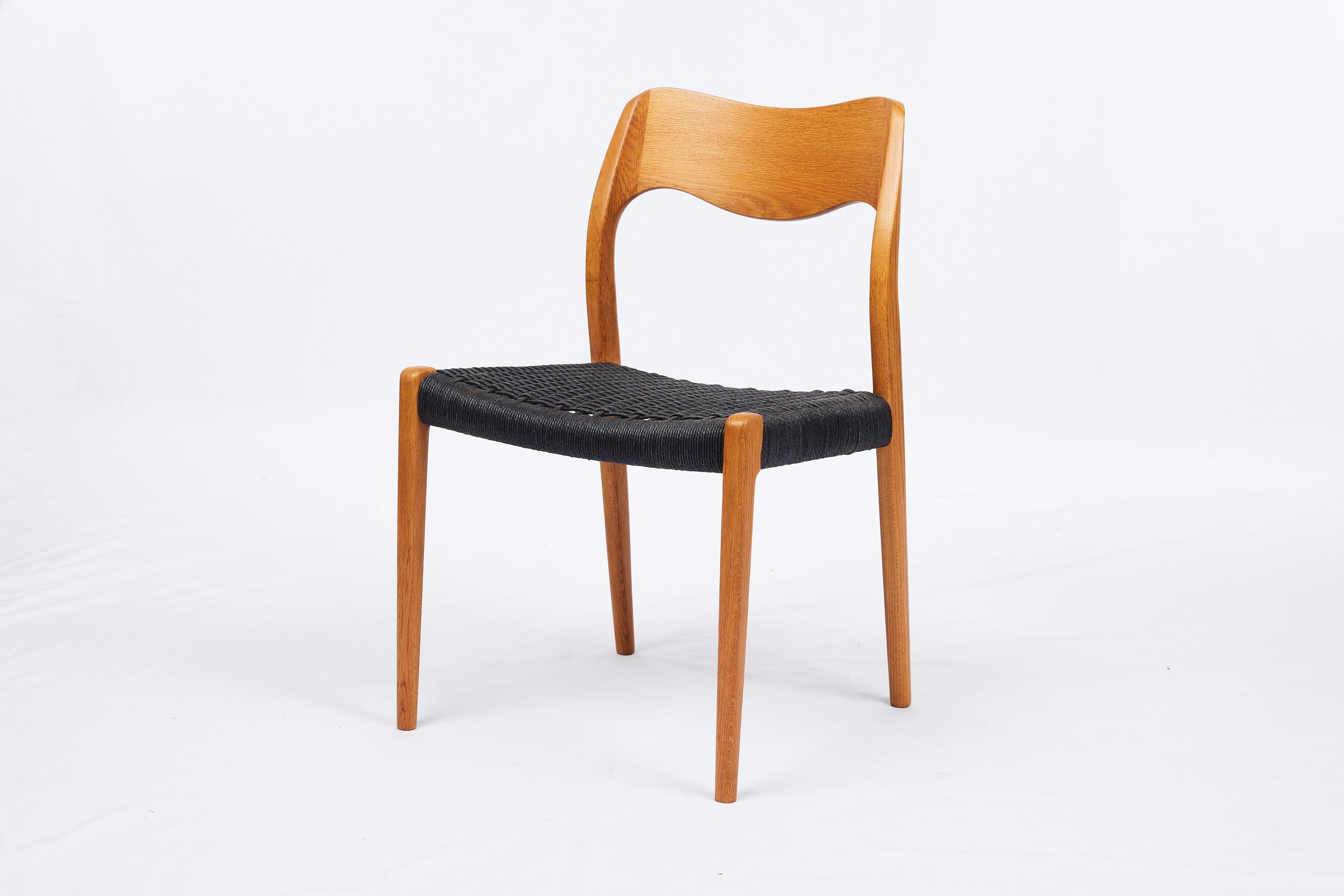 Satz von 4 Niels Moller #71 Esszimmerstühlen mit schwarzem Papierkordelsitz, entworfen 1951 und hergestellt von J. L. Moller Mobelfabrik.