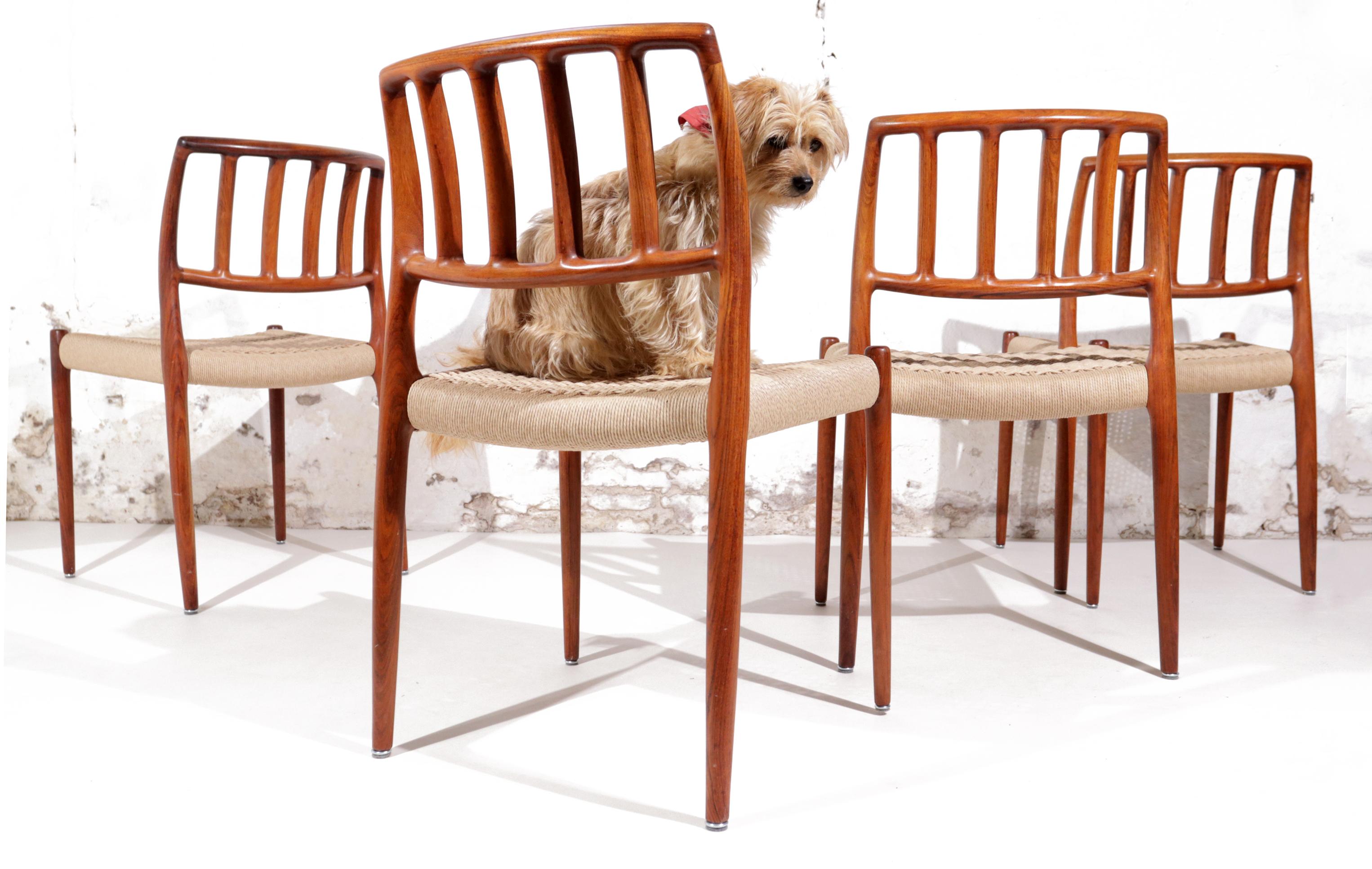Set di 4 sedie da pranzo in palissandro Model 83 di Niels Moller, Danimarca, 1975 in vendita 5