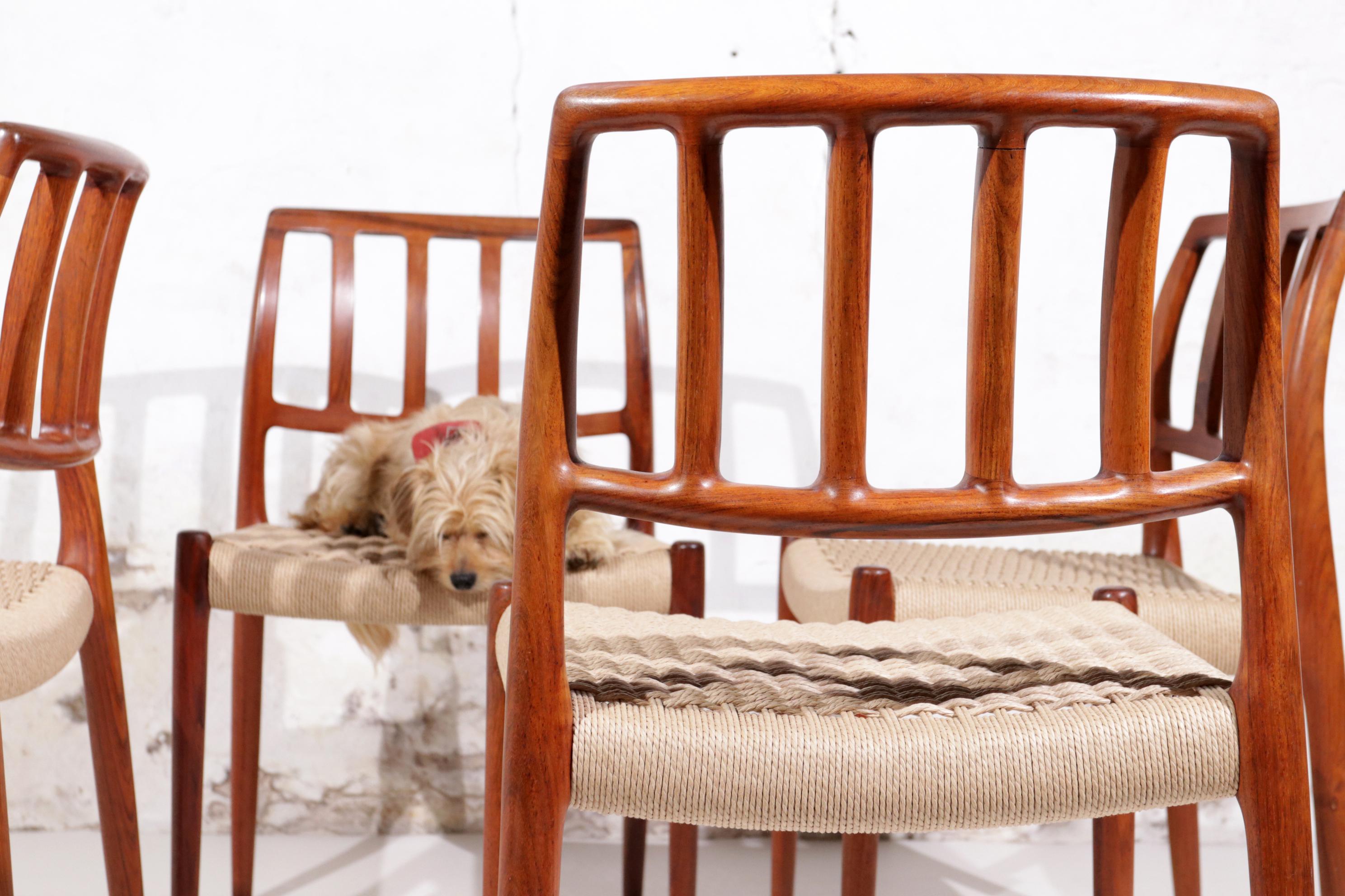 Corde en papier Ensemble de 4 chaises de salle à manger en palissandre Niels Moller modèle 83, Danemark, 1975 en vente