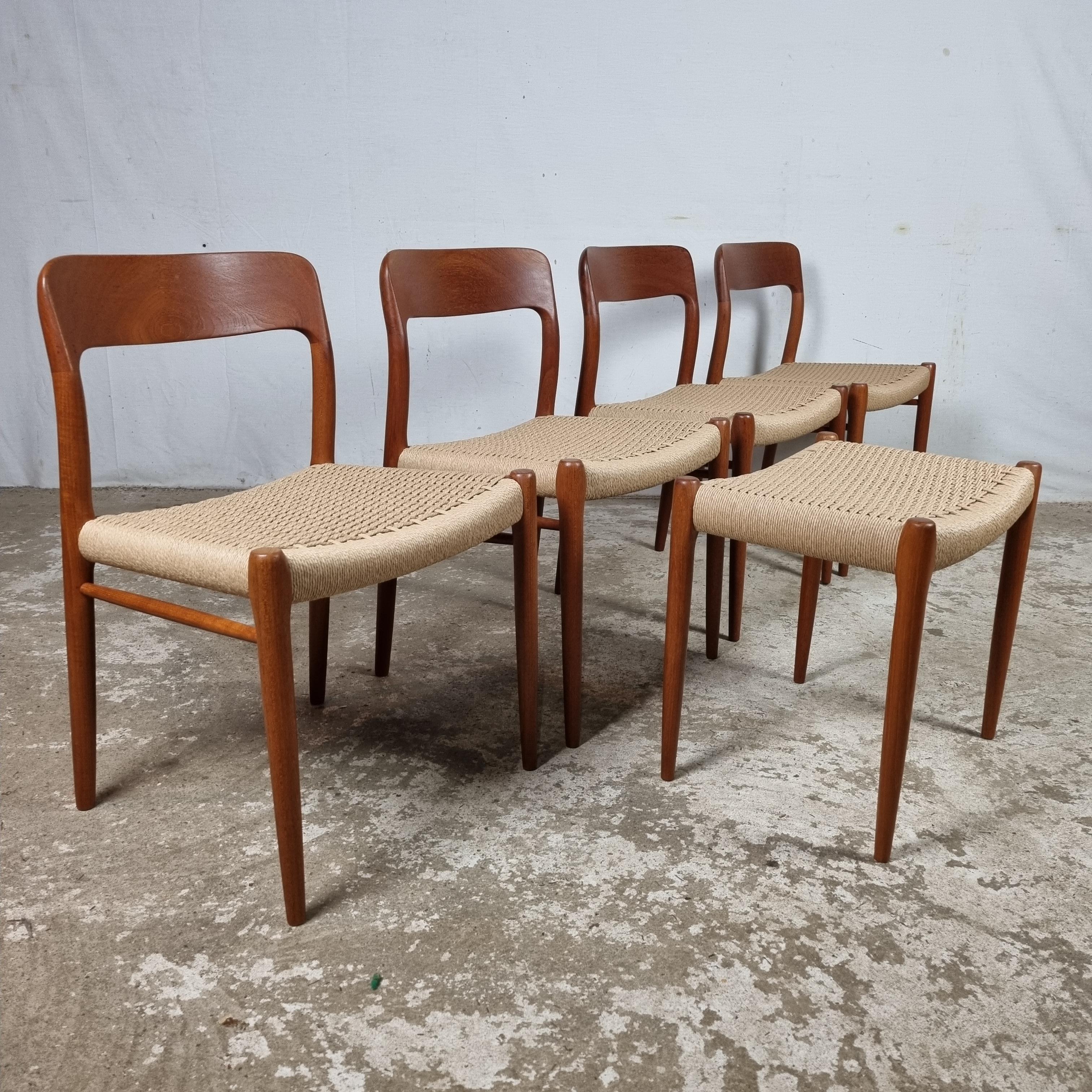 Design/One de haute qualité datant des années 1960. Une création de Niels Otto Møller, pour sa boutique J.L.A. Usine Møller à Hojbjerg, Denmark🇩🇰.

Ce modèle particulier no. 75 a été conçu en 1954. 

Les 4 chaises sont d'anciennes productions